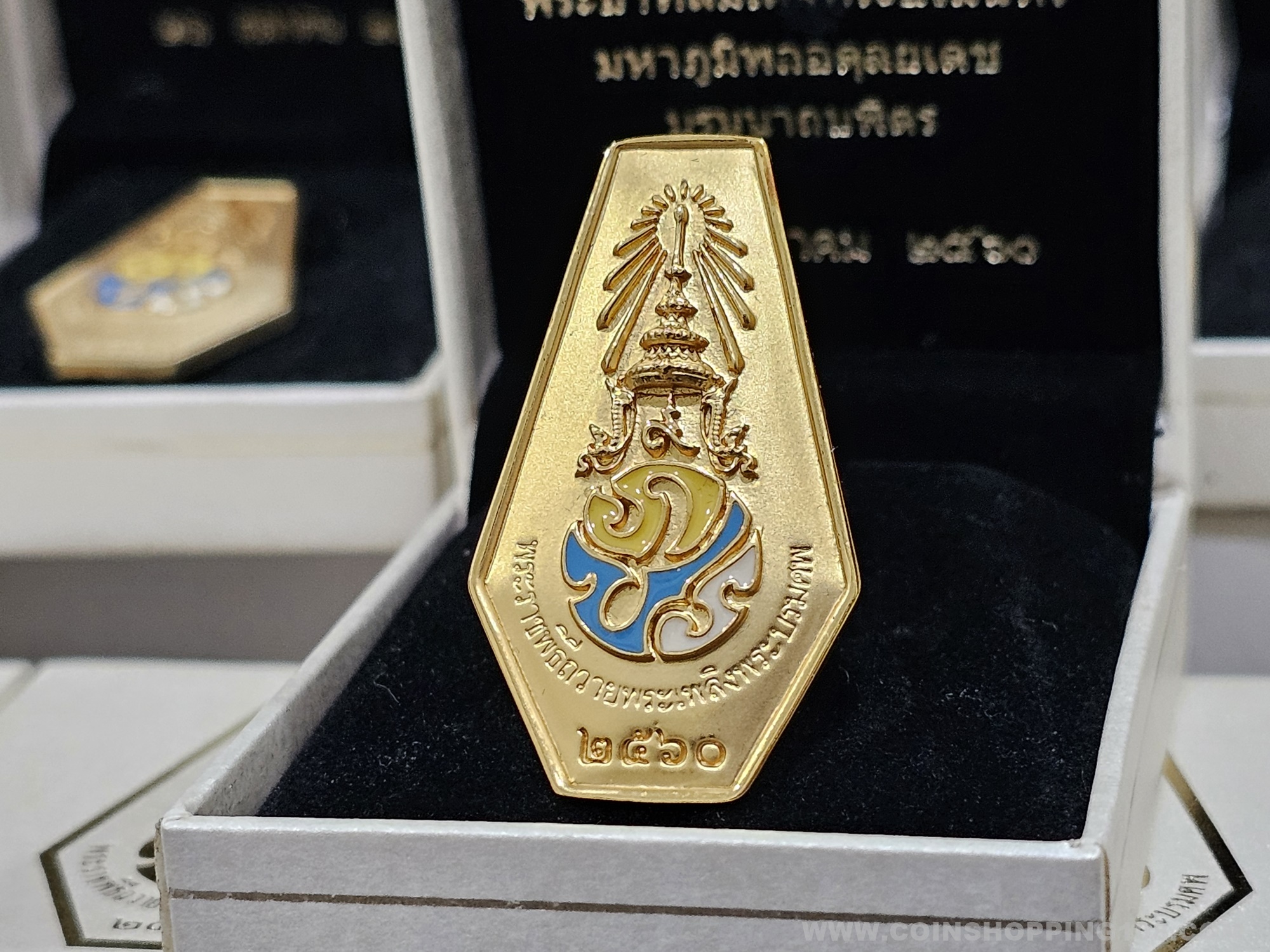 เข็มกลัด เข็มที่ระลึก พระราชพิธีถวายพระเพลิงพระบรมศพฯ ในหลวง รัชกาลที่9 ปี2560 พร้อมบรรจุกล่องเดิม รับประกันแท้