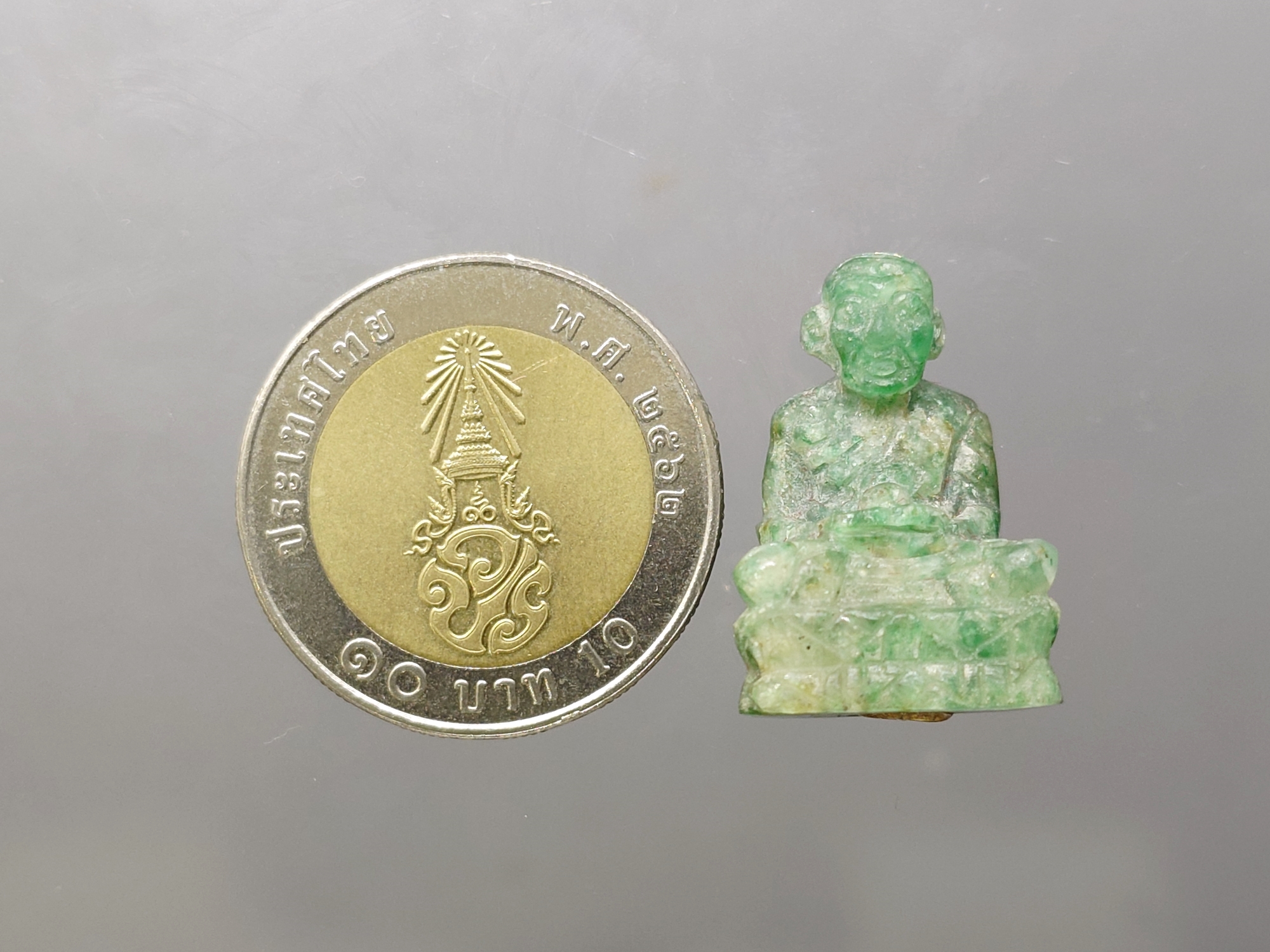 หลวงปู่ทวดหยก ลอยองค์ ใต้ฐานฝังหมุดทองคำแท้ วัดพะโคะ จ. สงขลา ปี 2543 พร้อมกล่องเดิม จัดสร้างโดย สมาคมชาวเพชรบุรี