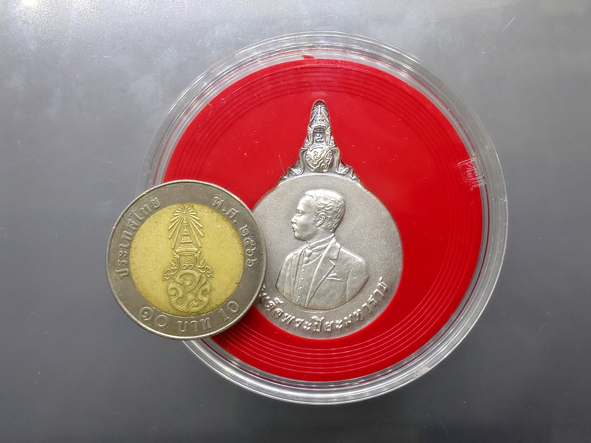 เหรียญที่ระลึกเฉลิมพระเกียรติ สมเด็จพระปิยะมหาราช ด้านหลังทรงเลิกทาส (ทรงกลม จปร) เนื้อเงิน วัดหัวลำโพง ปี2540 พร้อมกล่องเดิม