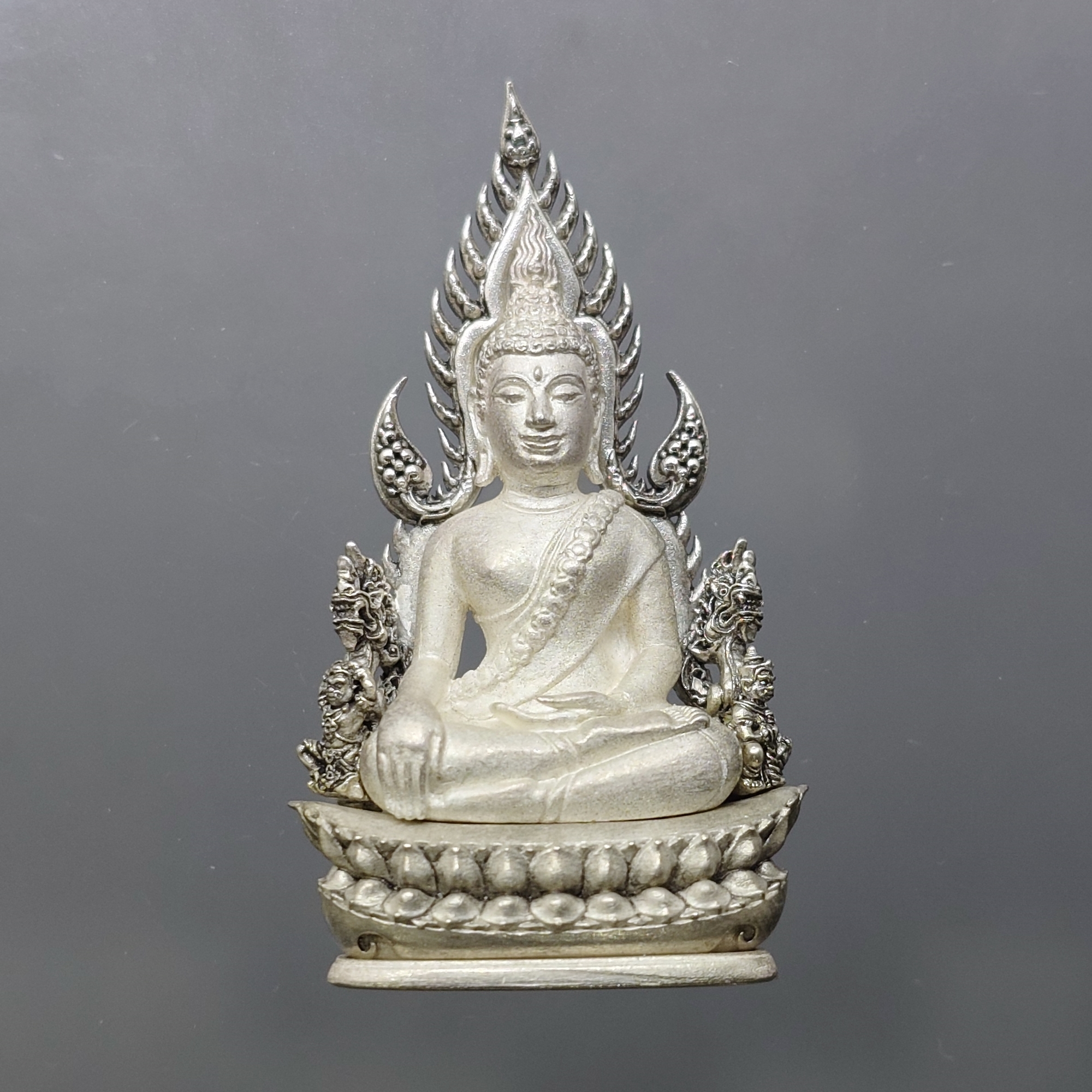 พระพุทธชินราช พิมพ์แต่งฉลุลอยองค์ เนื้อเงิน ลงยาดำ รุ่นจอมราชันย์ วัดพระศรีรัตนมหาธาตุ พิษณุโลก ปี2555 ตลับเดิม สภาพสวยๆ