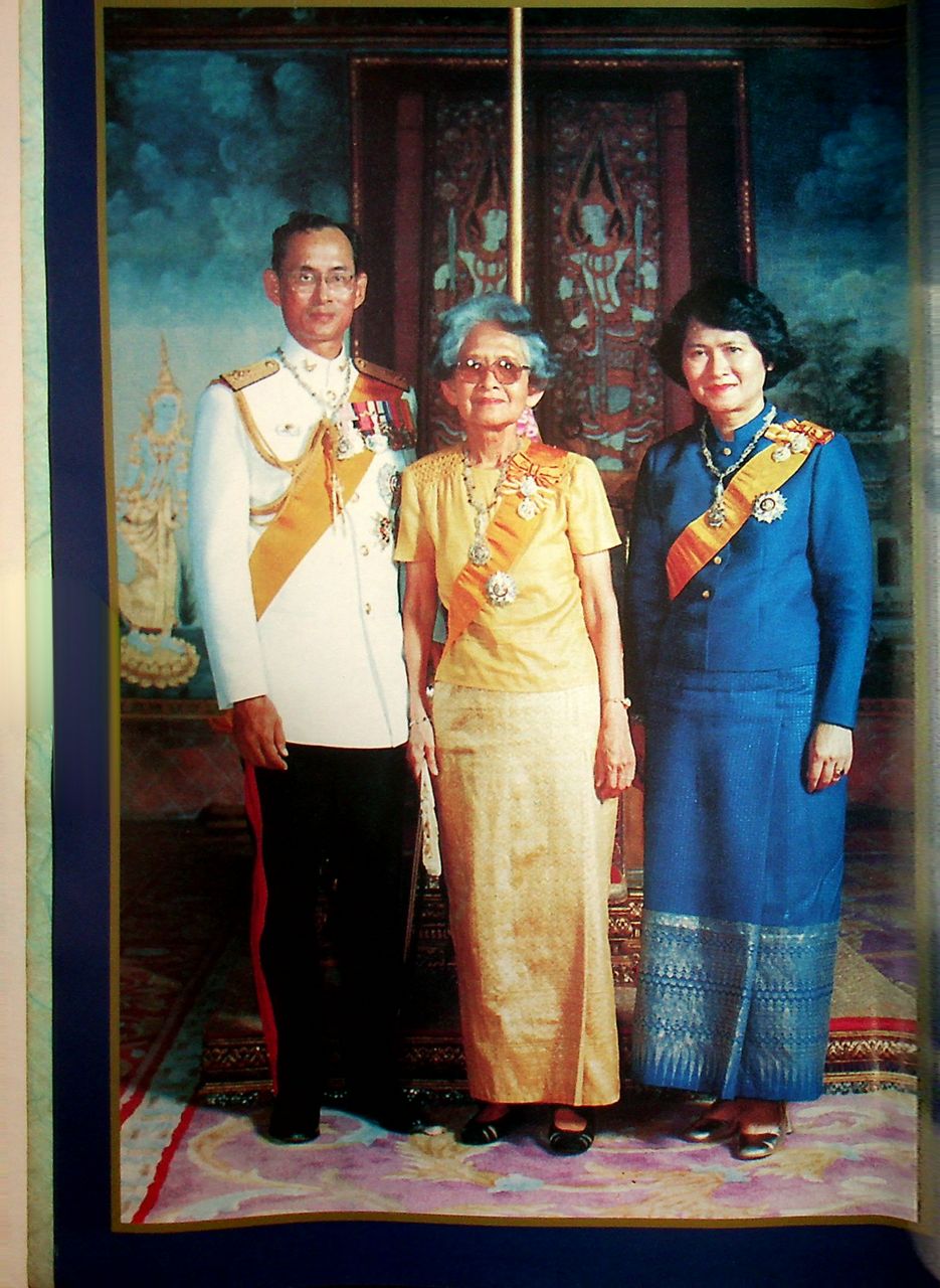 ที่ระลึกพิธีเปิดพระราชานสาวรีย์ สมเด็จพระมหิตลาธิเบศร อดุลยเดชวิกรม พระบรมราชชนก และ สมเด็จพระศรีนครินทราบรมราชชนนี ณ โรงพยาบาลลำปาง