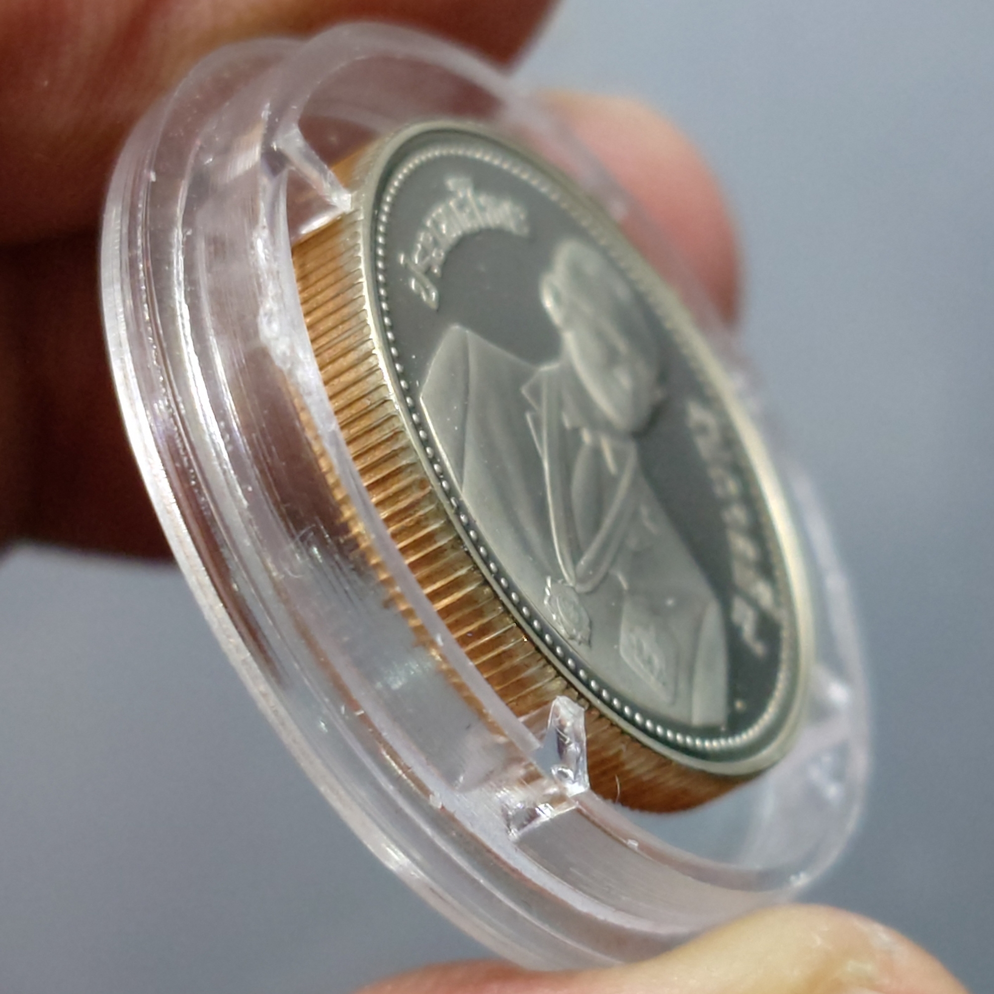 เหรียญ 2 บาท นิเกิลขัดเงา ที่ระลึก การแข่งขันกีฬาซีเกมส์ครั้งที่ 13 พ.ศ.2528 พร้อมกล่องเดิม ( ชุด 2 เหรียญ ) หายากมาก