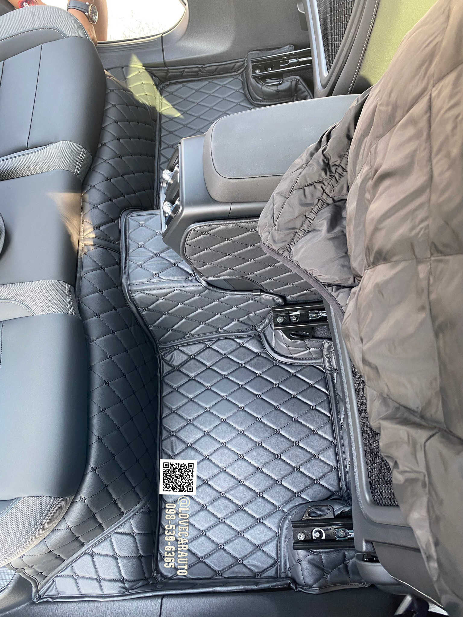 พรมปูพื้นรถยนต์ 6D Volvo XC40 Recharge TWIN สีดำด้ายดำ