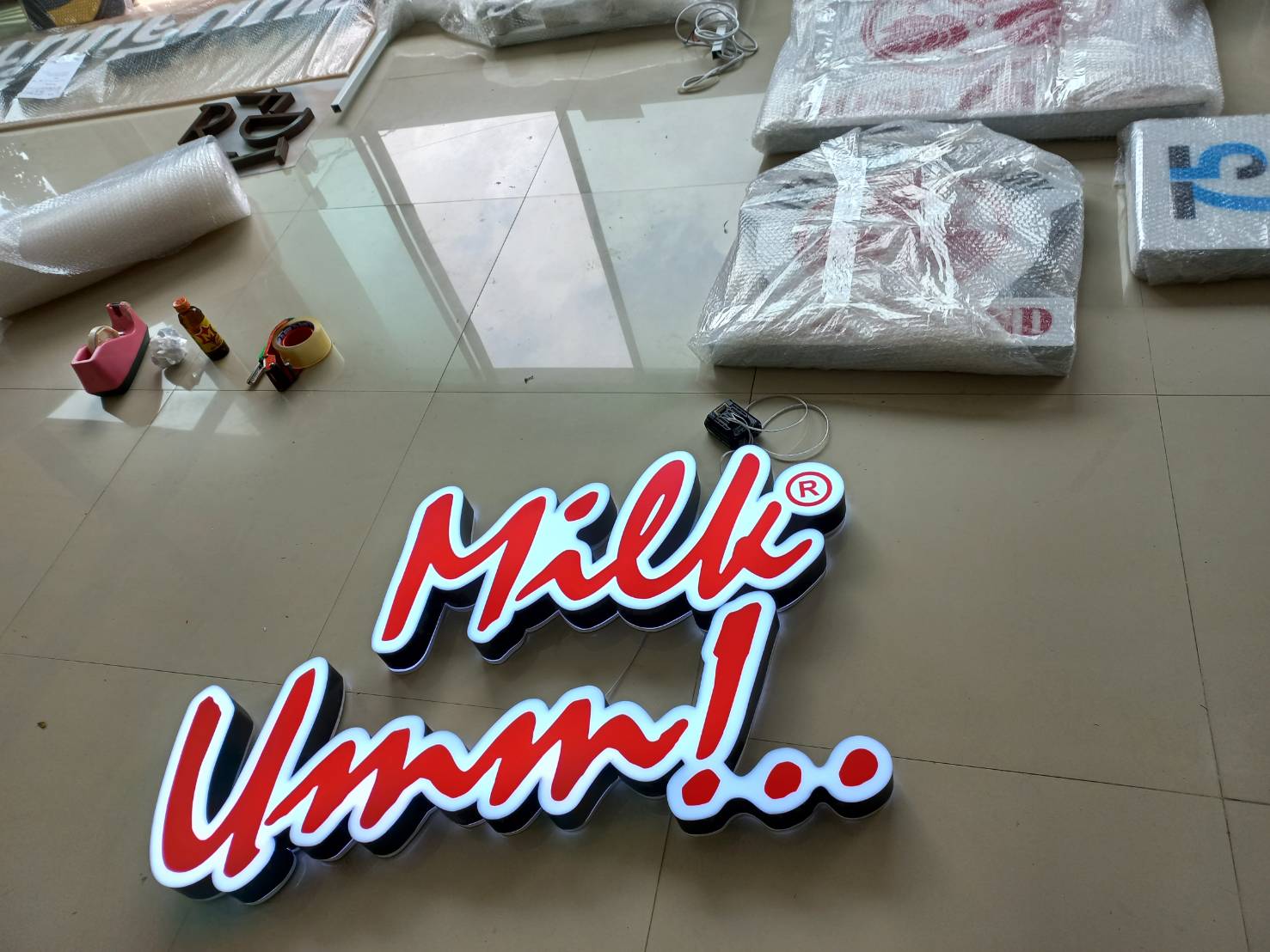 ป้ายตัวหนังสือไฟออกหน้า งานUmm Milk
