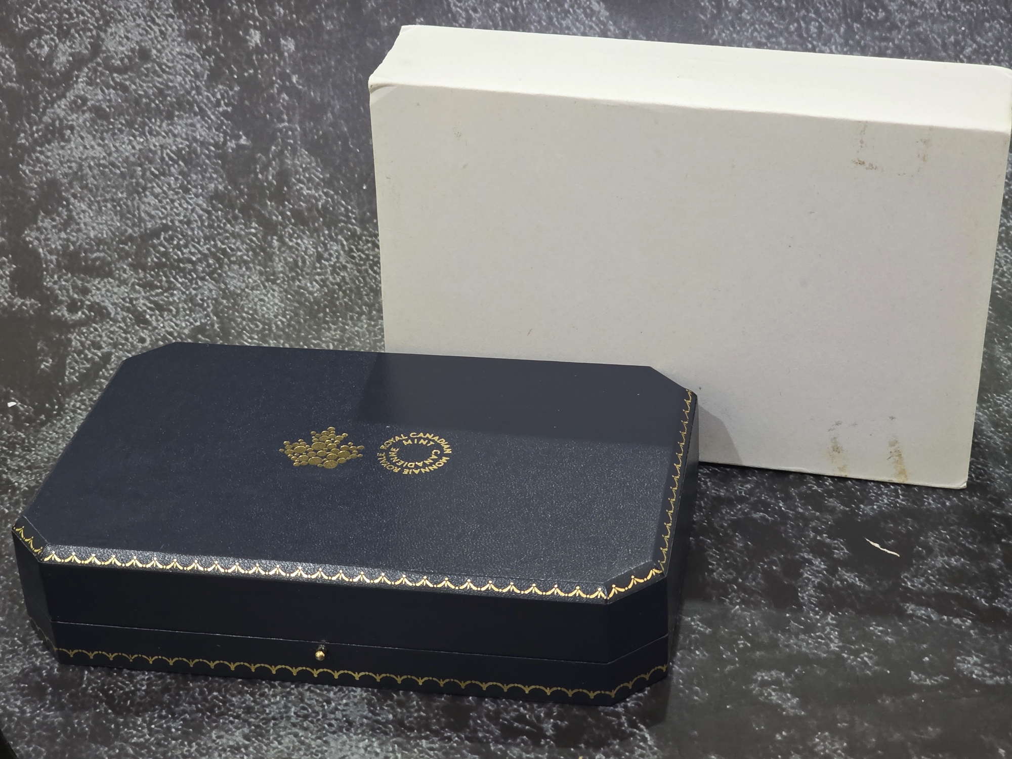 ชุดเหรียญที่ระลึกเฉลิมพระเกียรติ ในหลวง รัชกาลที่9 ครบ 88 พรรษา พร้อมกล่องและใบเซอร์ (ไม่มีเหรียญทองคำ)