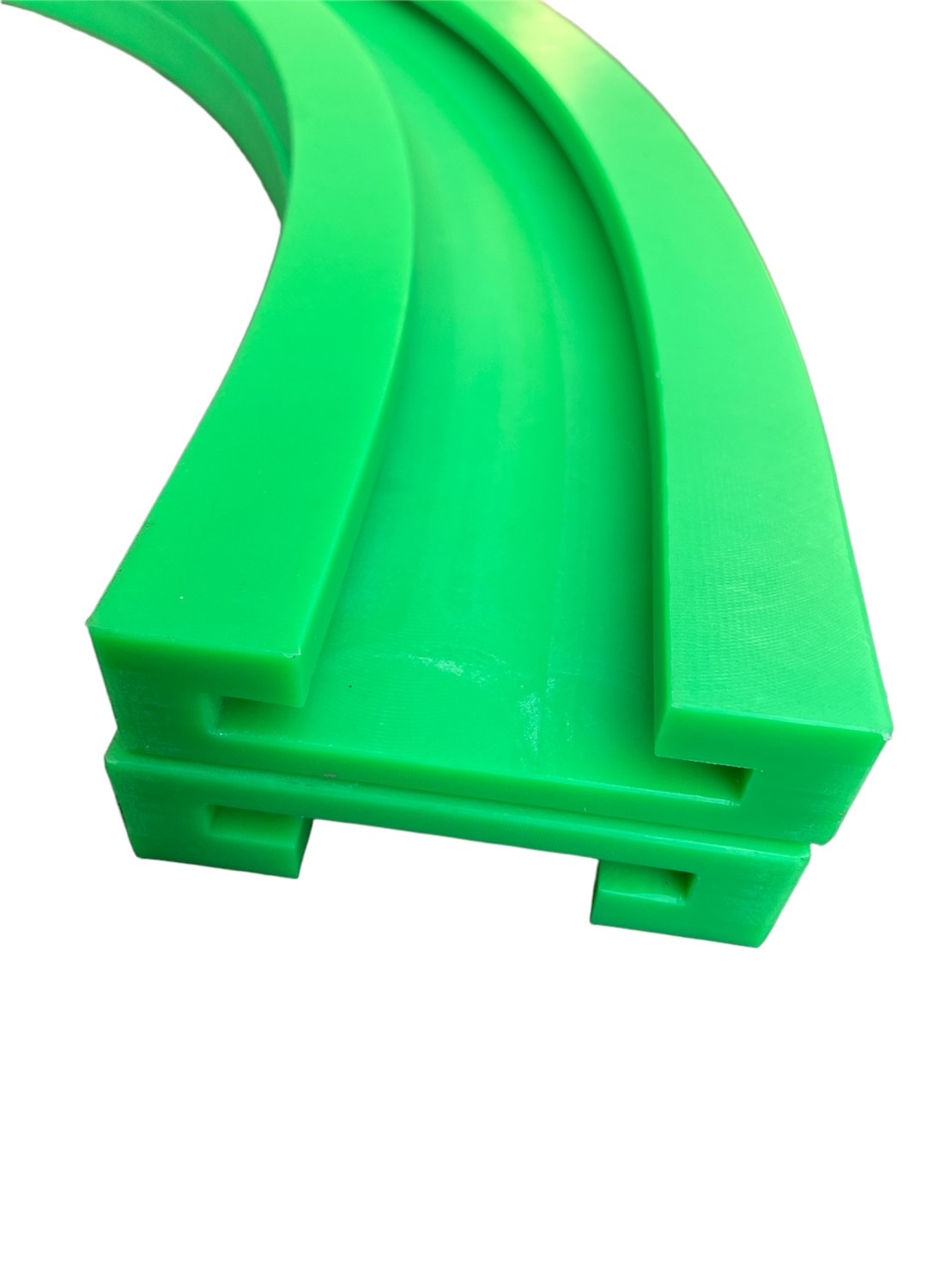 Tab Chain Track UHMW-PE 880TAB-K325 รางสายพานแบบโค้ง R500 mm สำหรับงานสายพานลำเลียงโรงงานน้ำดื่ม