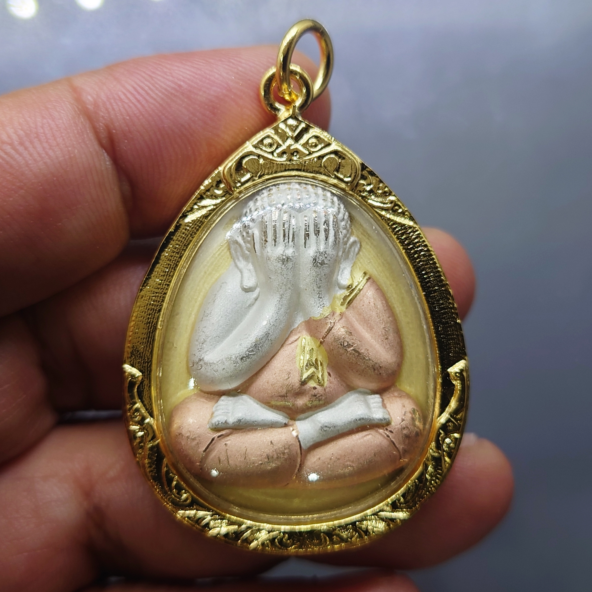 พระปิดตาโภคทรัพย์ เนื้อโลหะชุบสามกษัตริย์ ที่ระลึกฉลองwระชนมายุ 84 พรรษา ญสส วัดบวรนิเวศวิหาร ปี 2540 พร้อมเลี่ยมกรอบทองไมครอน กล่องเดิม