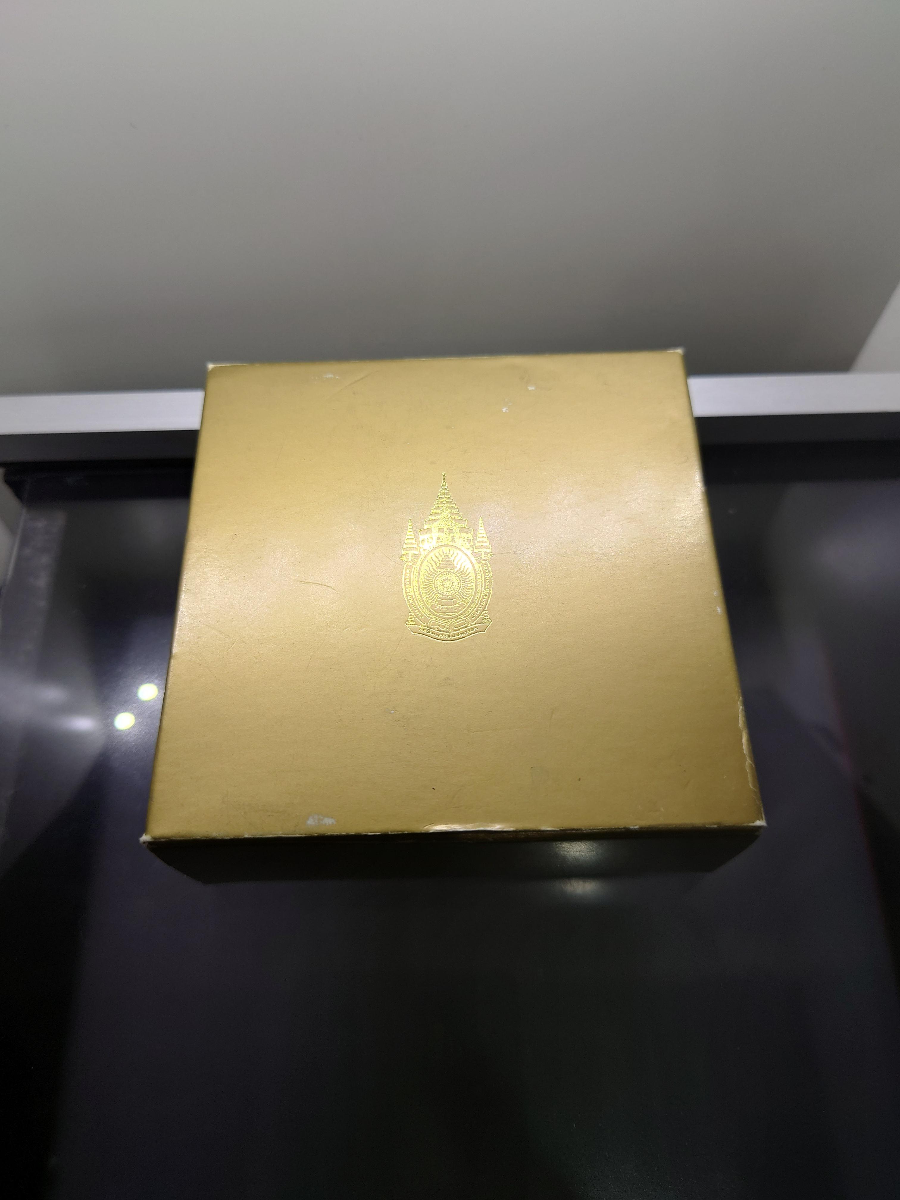 เหรียญทองคำขัดเงา ชนิดราคาหน้าเหรียญ 16000 บาท (ทอง 99 % หนัก 1 บาท) ที่ระลึกพระชนมพรรษา 80 พรรษา รัชกาลที่9 พ.ศ.2550 อุปกรณ์ครบ