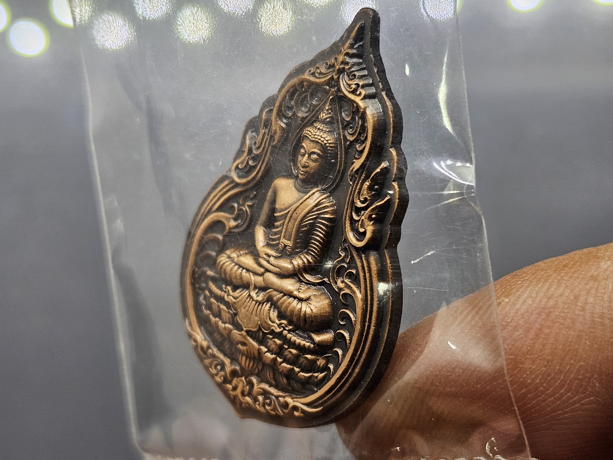 พระพุทธศรีมหาทรัพย์ เนื้อทองแดงรมดำซาติน ออกแบบและสร้างโดย อารย์ธีระวัฒน์ คะนะมะ (ศิลปินพระมหาชนก) พ.ศ.2561 พร้อมกล่องเดิม ใบเซอร์