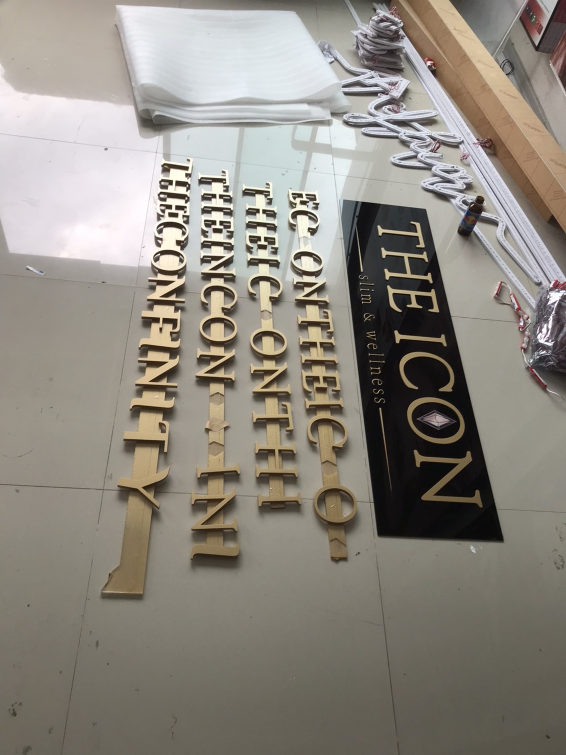 งานป้ายอะคริลิคพ่นสีทอง ติดลงบนอะคริลิคดำ งานTHE ICON SLIM & WELLNESS