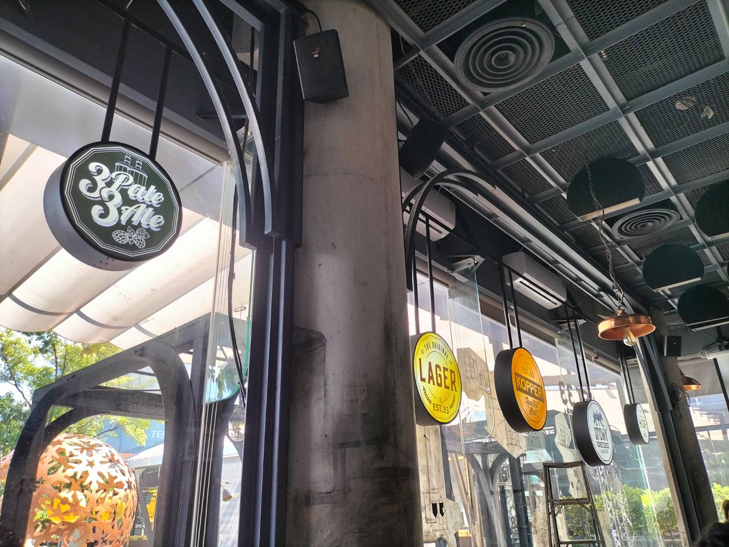 รับทำป้ายกล่องไฟ ป้ายกล่องไฟขาห้อยเพดาน งานร้านเบียร์