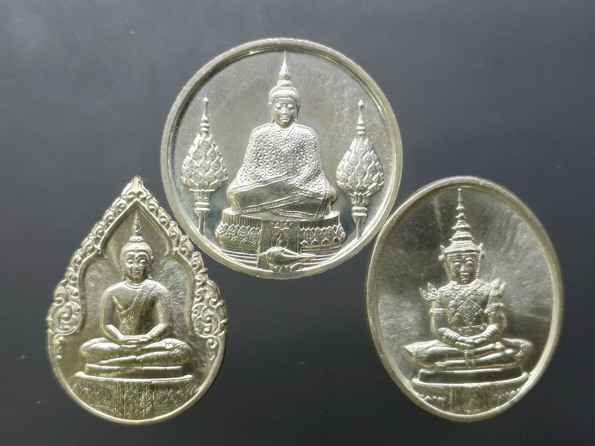 เหรียญพระแก้วมรกต ภปร รุ่นแรก ชุด 3 ฤดู เนื้อเงิน ฉลองกรุงรัตนโกสินทร์ 200 ปี พ.ศ.2525 พร้อมกล่อง