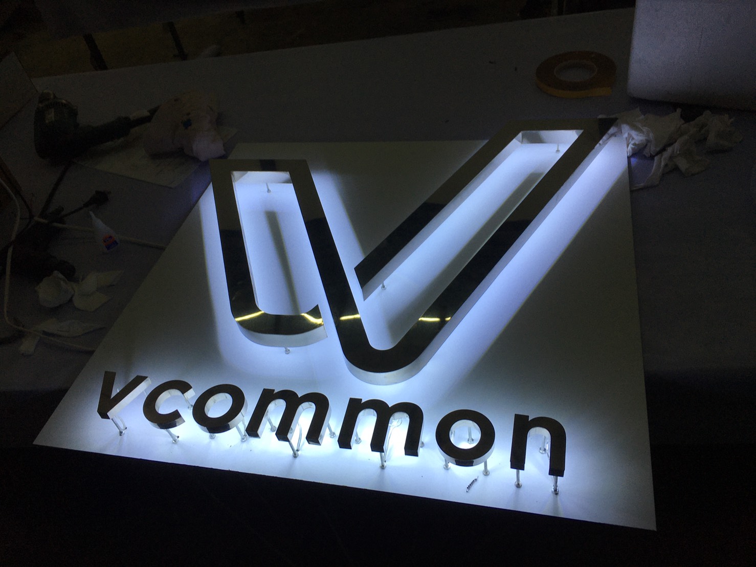 ป้ายไฟแอลอีดีแสตนเลสเงินเงาไฟออกหลัง งานVCOMMON