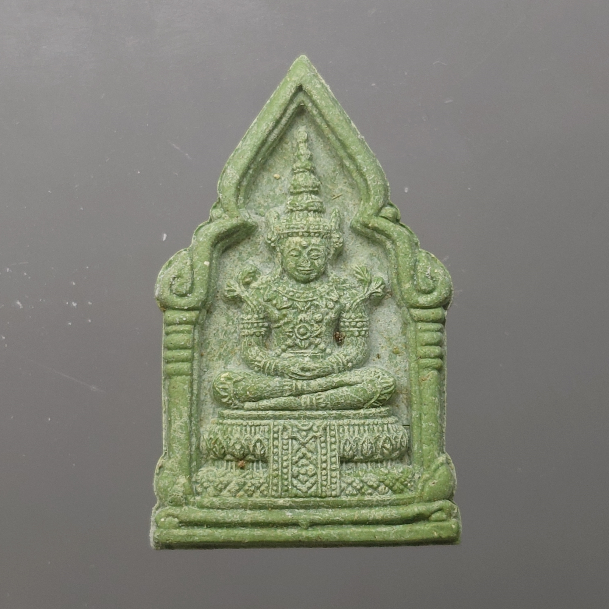 พระพุทธมหามณีรัตนปฏิมากร (พระแก้วมรกต) เนื้อผงสีเขียว รุ่นเฉลิมพระเกียรติ วัดพระศรีรัตนศาสดาราม ปี2543 พร้อมกล่องเดิม