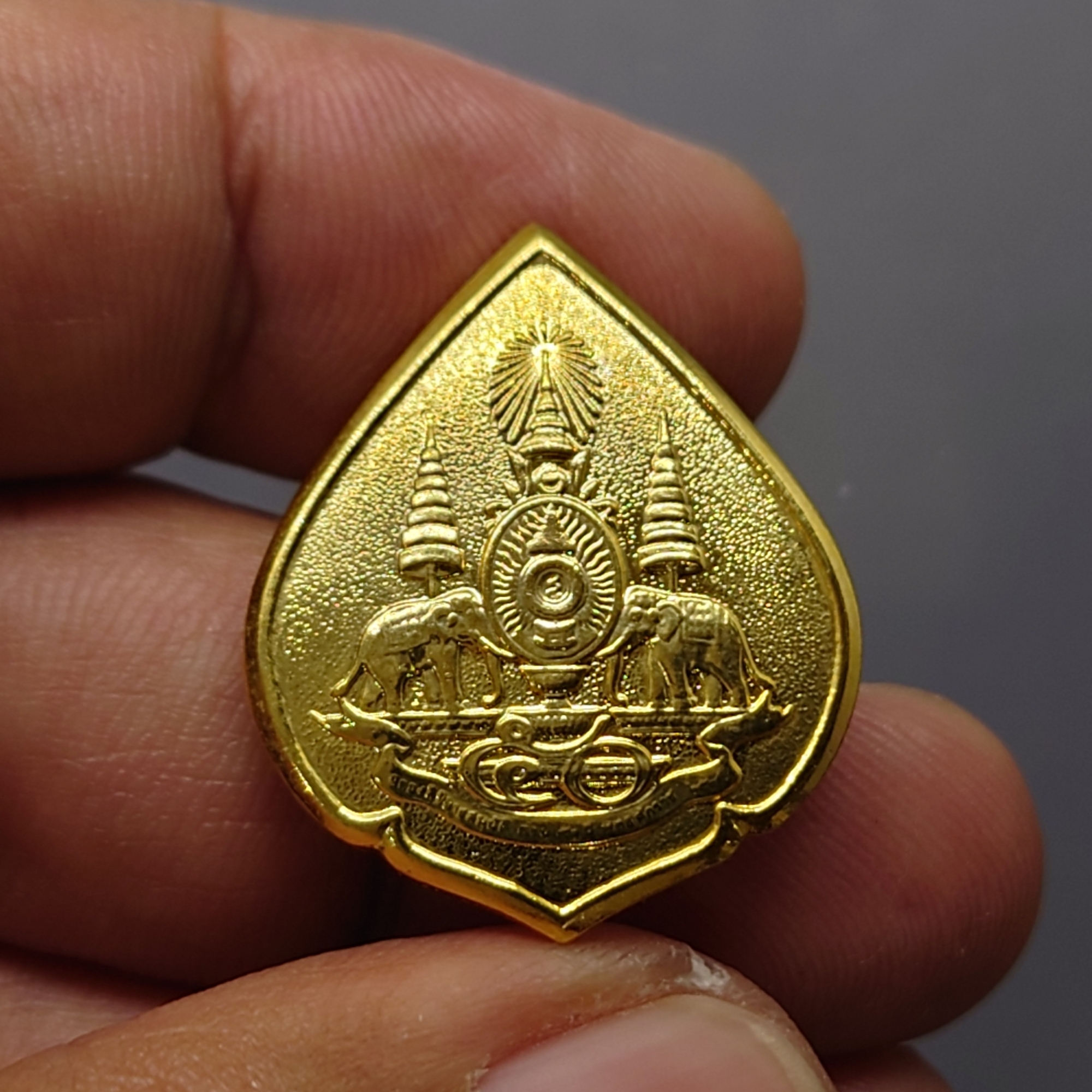 เข็มกลัด เข็มที่ระลึกพระราชพิธีกาญจนาภิเษก ปี2539 บล็อกกษาปณ์ กรมธนารักษ์ สร้าง