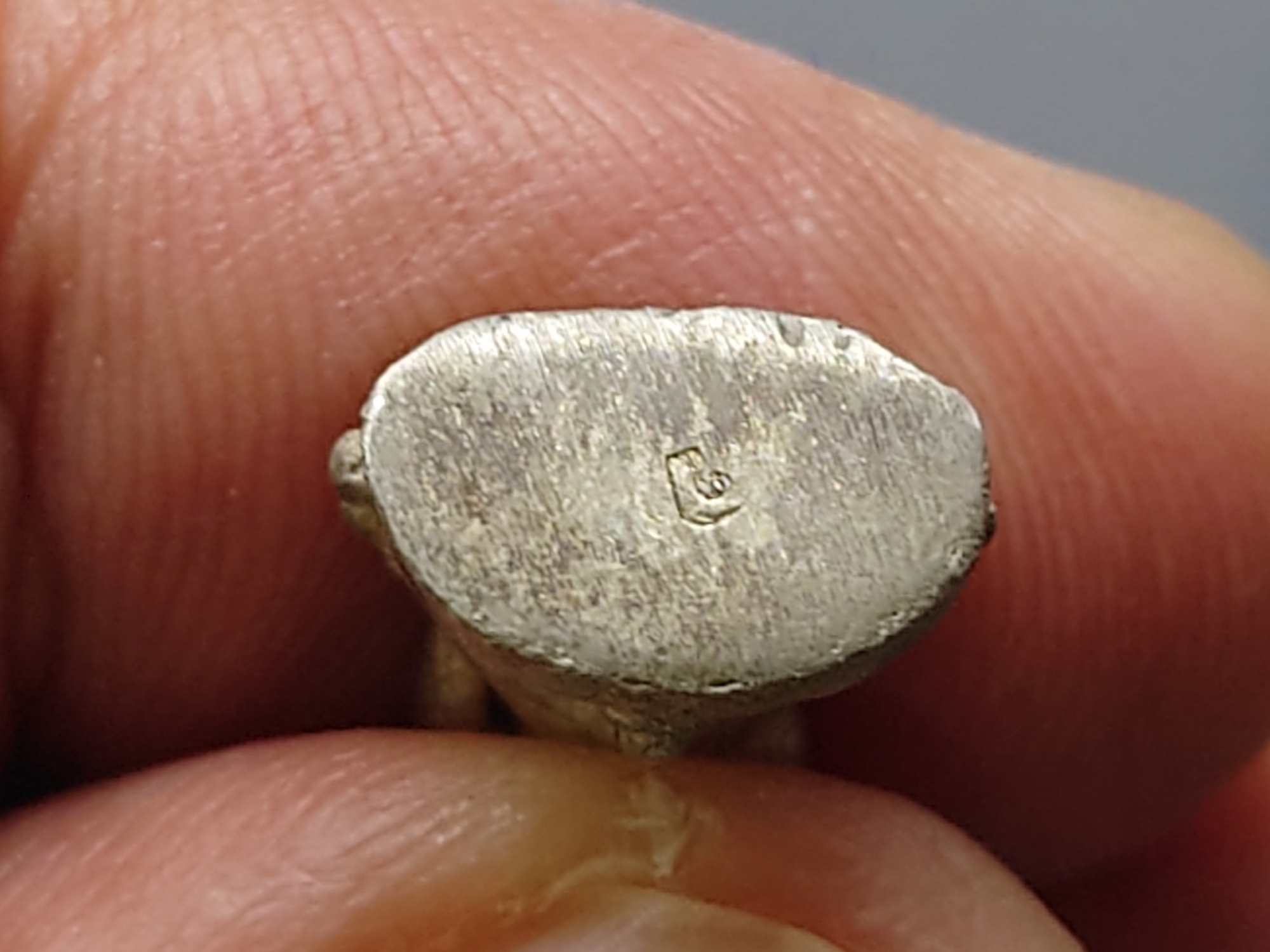 พระกริ่งชัยวัฒน์ วัฒนะ เนื้อเงิน รุ่นเจริญอายุ ๖ รอบ พระจุลคณิศร (เฉลิม ชยุตตโม) วัดราชบพิธสถิตมหาสีมาราม ปี2534 พร้อมกล่องเดิม