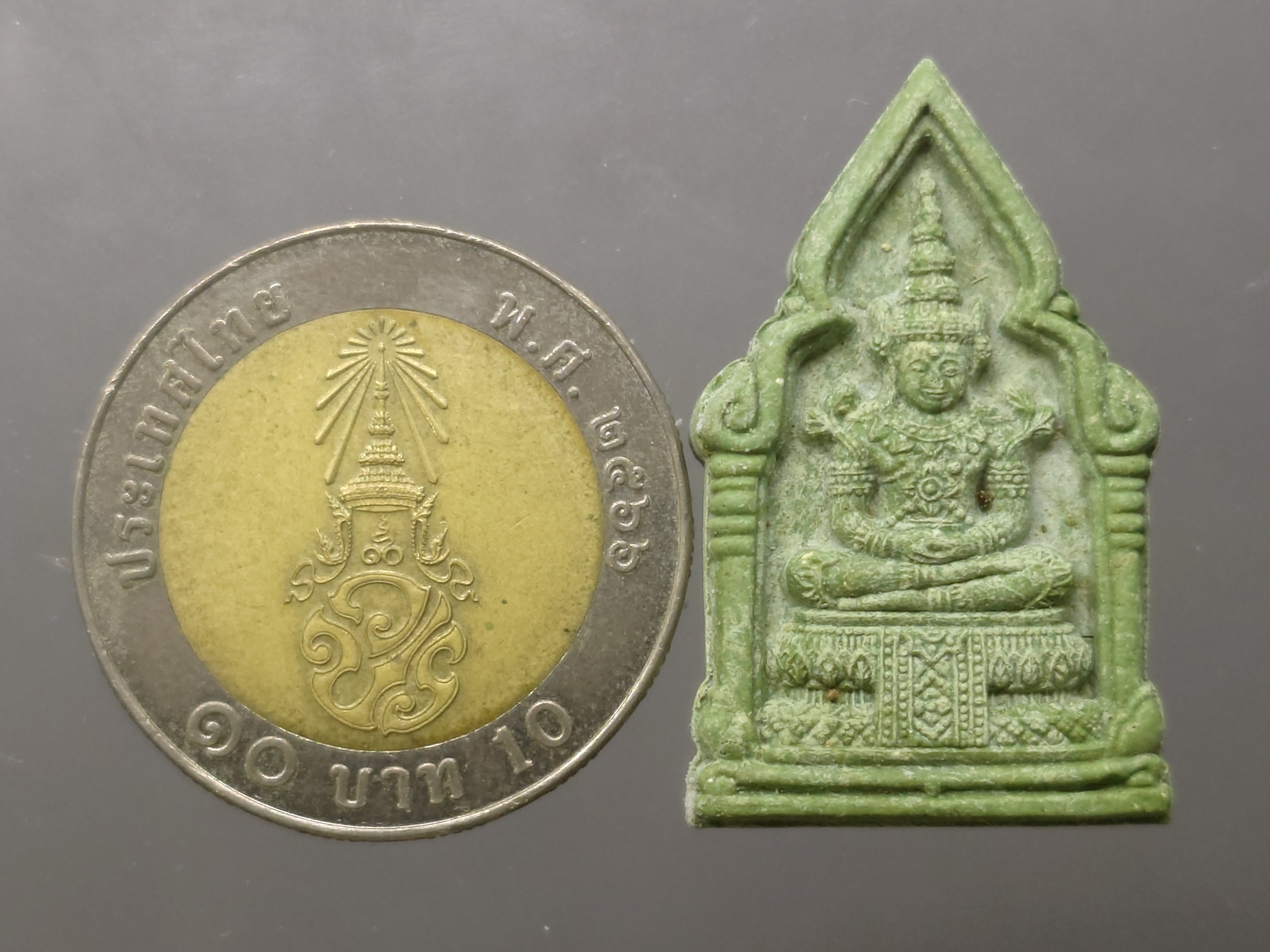 พระพุทธมหามณีรัตนปฏิมากร (พระแก้วมรกต) เนื้อผงสีเขียว รุ่นเฉลิมพระเกียรติ วัดพระศรีรัตนศาสดาราม ปี2543 พร้อมกล่องเดิม