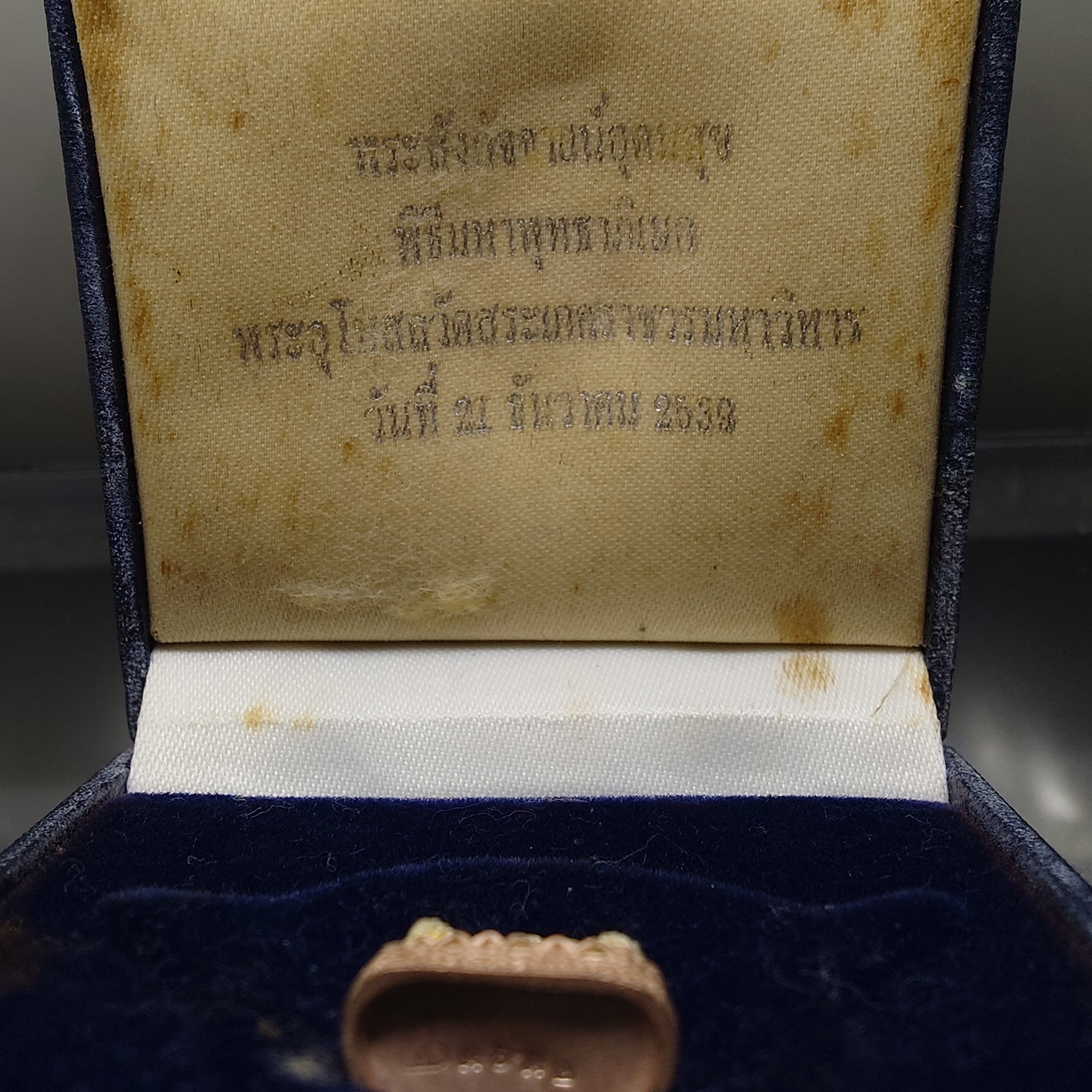 พระสังกัจจายน์ เนื้อเงินสามกษัตริย์ รุ่นอุดมสุข พลเอก เชาวลิต ยงใจยุทธจัดสร้าง พิธีพุทธาภิเษก วัดสระเกศราชวรมหาวิหาร ปี2539 พร้อมกล่องเดิม