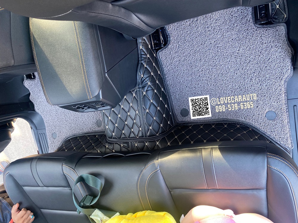 พรมปูพื้นรถยนต์ 7D Ford Ranger 4Door 2022 ลายเคฟล่าสีดำด้ายทอง +ไวนิลเทา