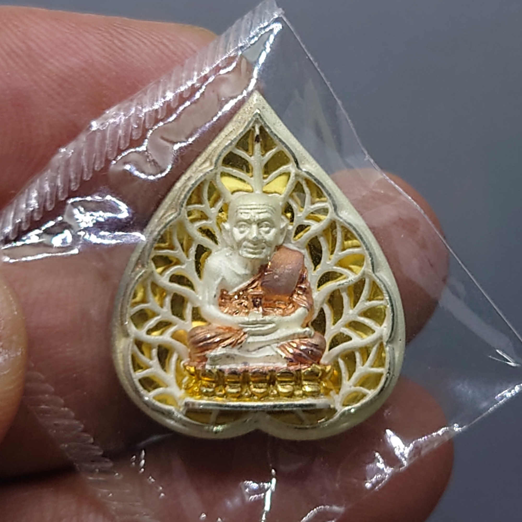 เหรียญหลวงปู่ทวด เนื้อเงินสามกษัติย์ รุ่นมงคลบารมี วัดประสาทบุญญาวาส พิมพ์ใบโพธิ ใหญ่ ขนาดสูง 2.5 ซ.ม.พ.ศ.2545 พร้อมกล่องเดิม
