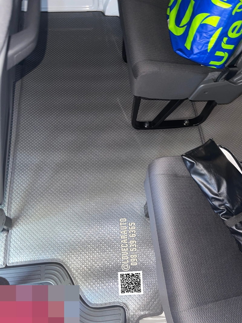 พรมกระดุม Toyota Hiace 2023 เดิมๆ กระดุมเล็ก ครีม 12 ที่นั่ง