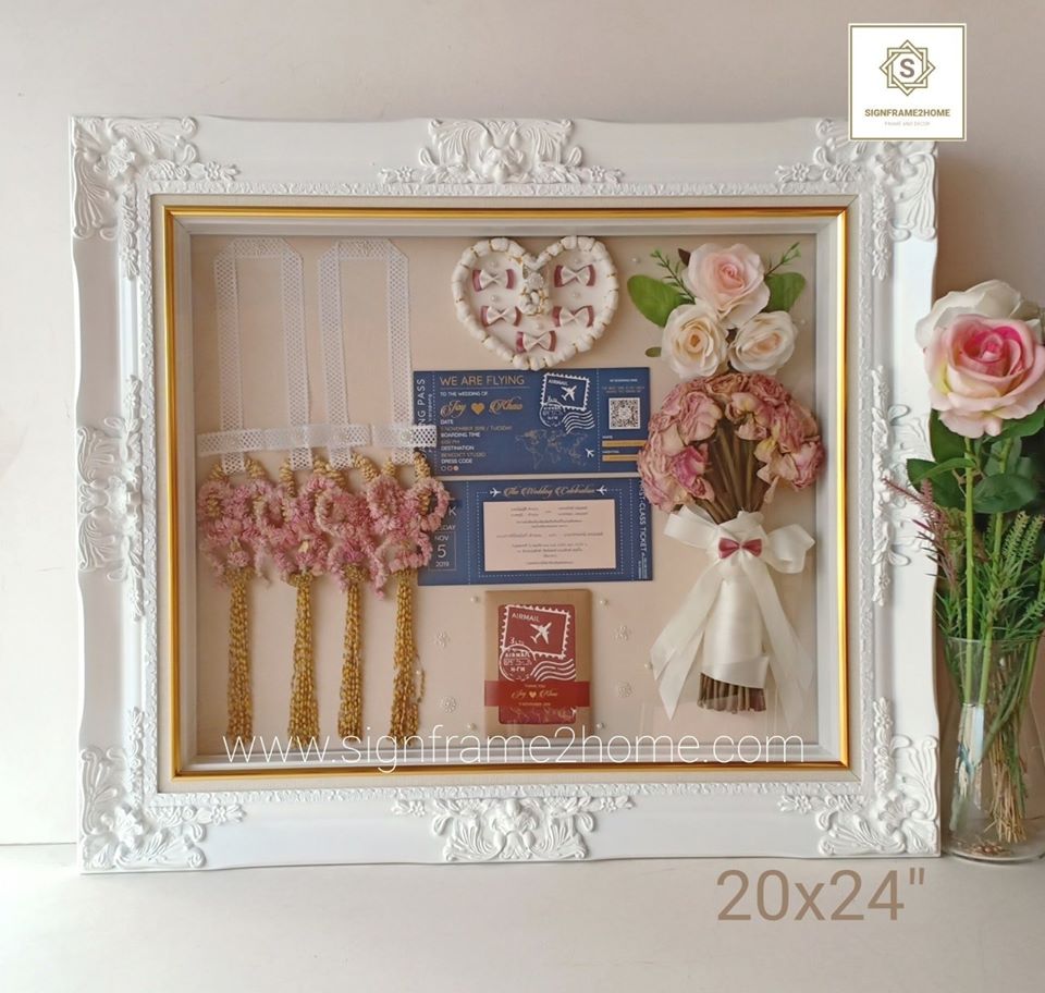 กรอบใส่พวงมาลัยไม้หลุยซ์ สีขาว พื้นสีครีมอ่อน ขนาด 20x24"