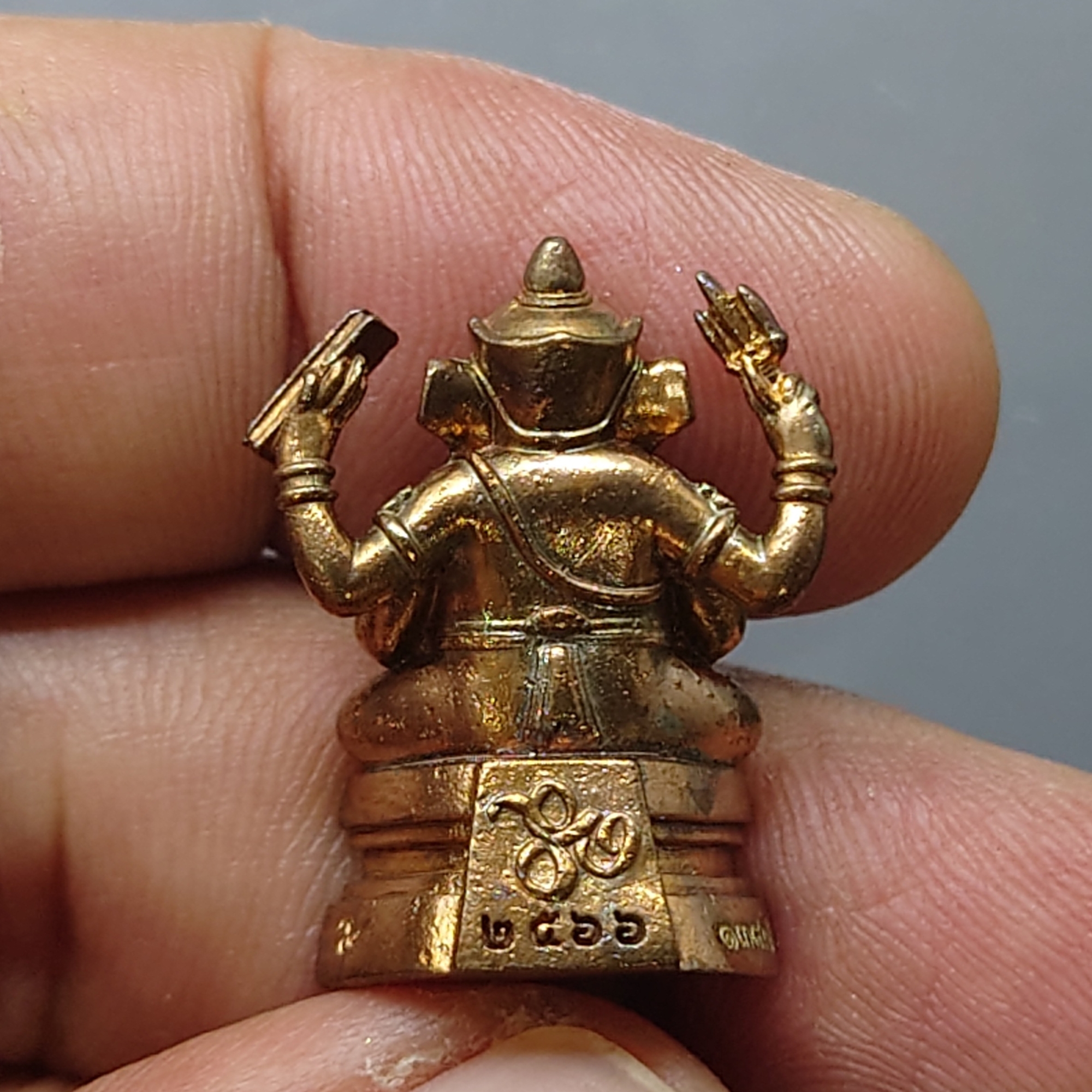 พระพิฆเนศ ประจำมหาวิทยาลัยศิลปากร วังท่าพระ เนื่องในวาระครบรอบ 80 ปี มหาวิทยาลัยศิลปากร เนื้อสัมฤทธิ์ หน้าตัก 1.5 ซม.ปี2566 พร้อมตลับเดิม