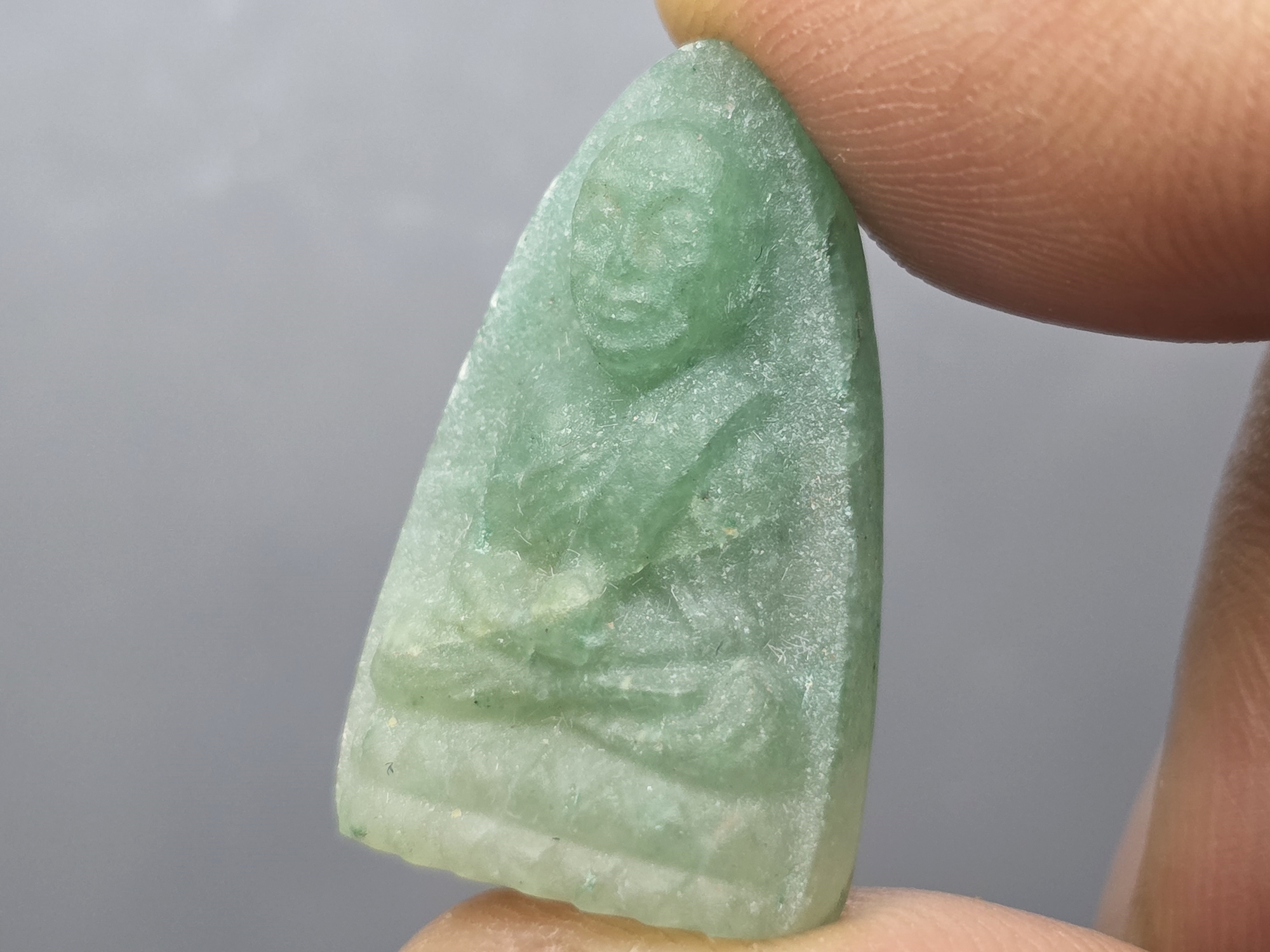 หลวงปู่ทวดหยก พิมพ์พระรอด หลังฝังหมุดทองคำแท้ วัดพะโคะ สมาคมชาวเพชรบุรีสร้าง ปี2543 พร้อมกล่องเดิม