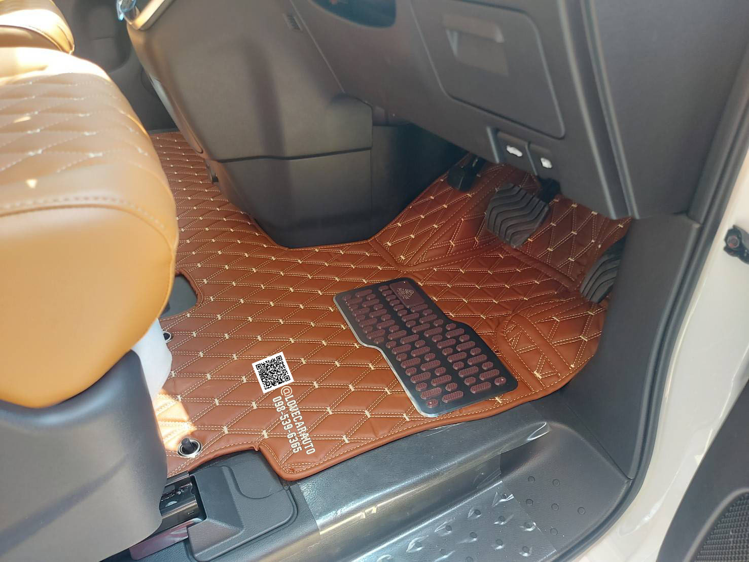 พรมปูพื้นรถยนต์ 6D Nissan Serena สีน้ำตาลเข้ม VVIP