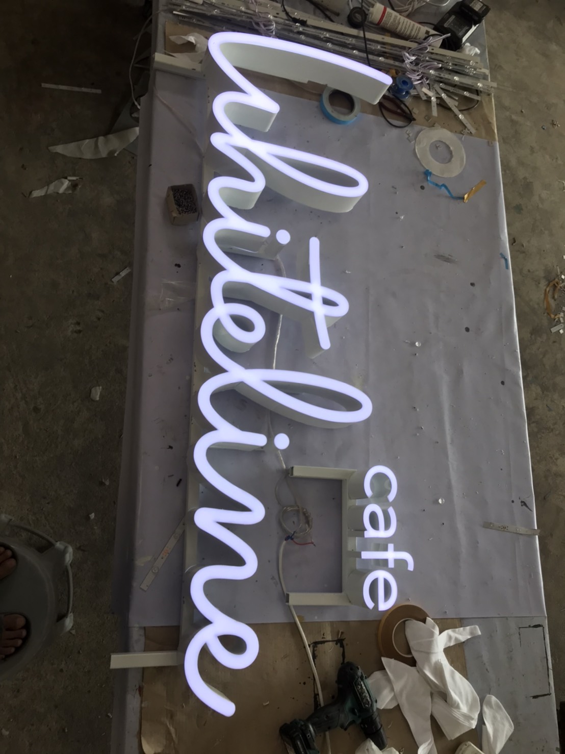 ป้ายตัวหนังสืออลูมิเนียมไฟออกหน้าแอลอีดี งานWhiteline cafe