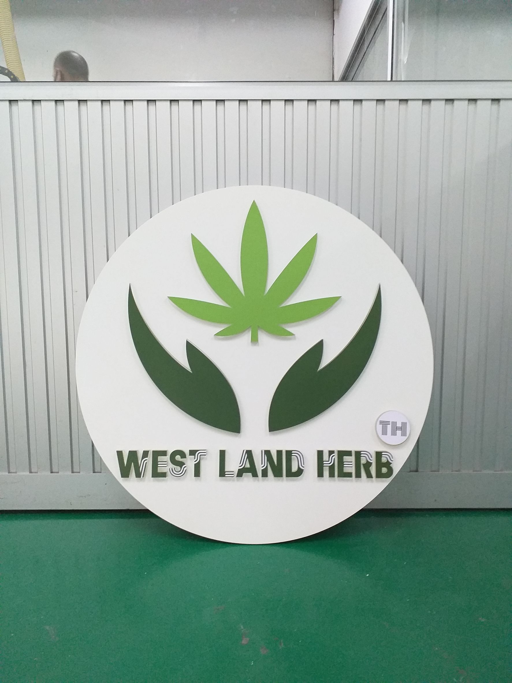 ป้ายวงกลมตัวอักษรพลาสวูดติดสติกเกอร์ งานWEST LAND HEARB TH