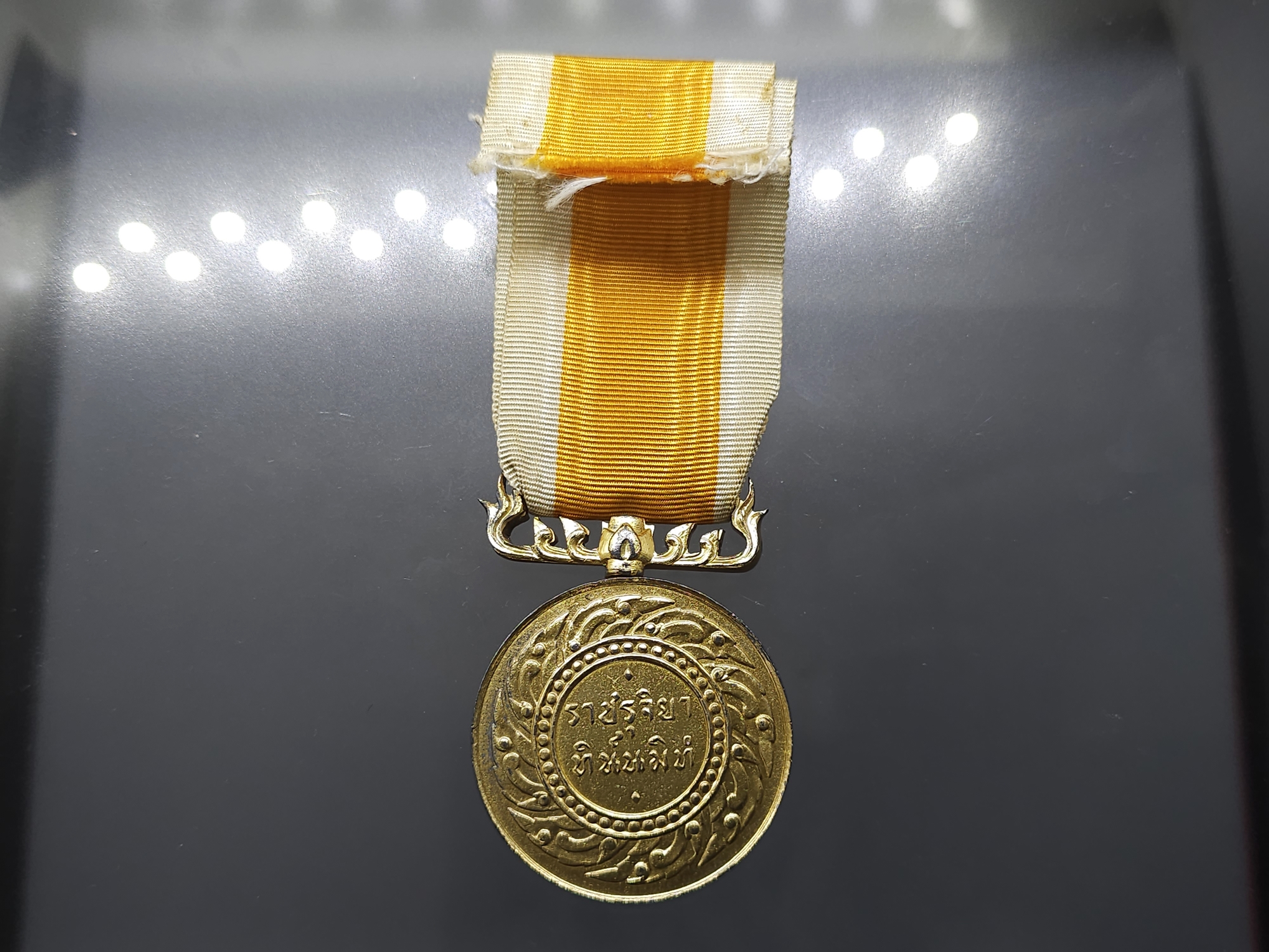 เหรียญราชรุจิยา ทิน์นมิท รัชกาลที่9 ภูมิพโล บรมราชาธิราชา เนื้อเงินกะหลั่ยทอง ปี2502 พร้อมแพรเดิม กล่องเดิม สภาพสวย หายาก