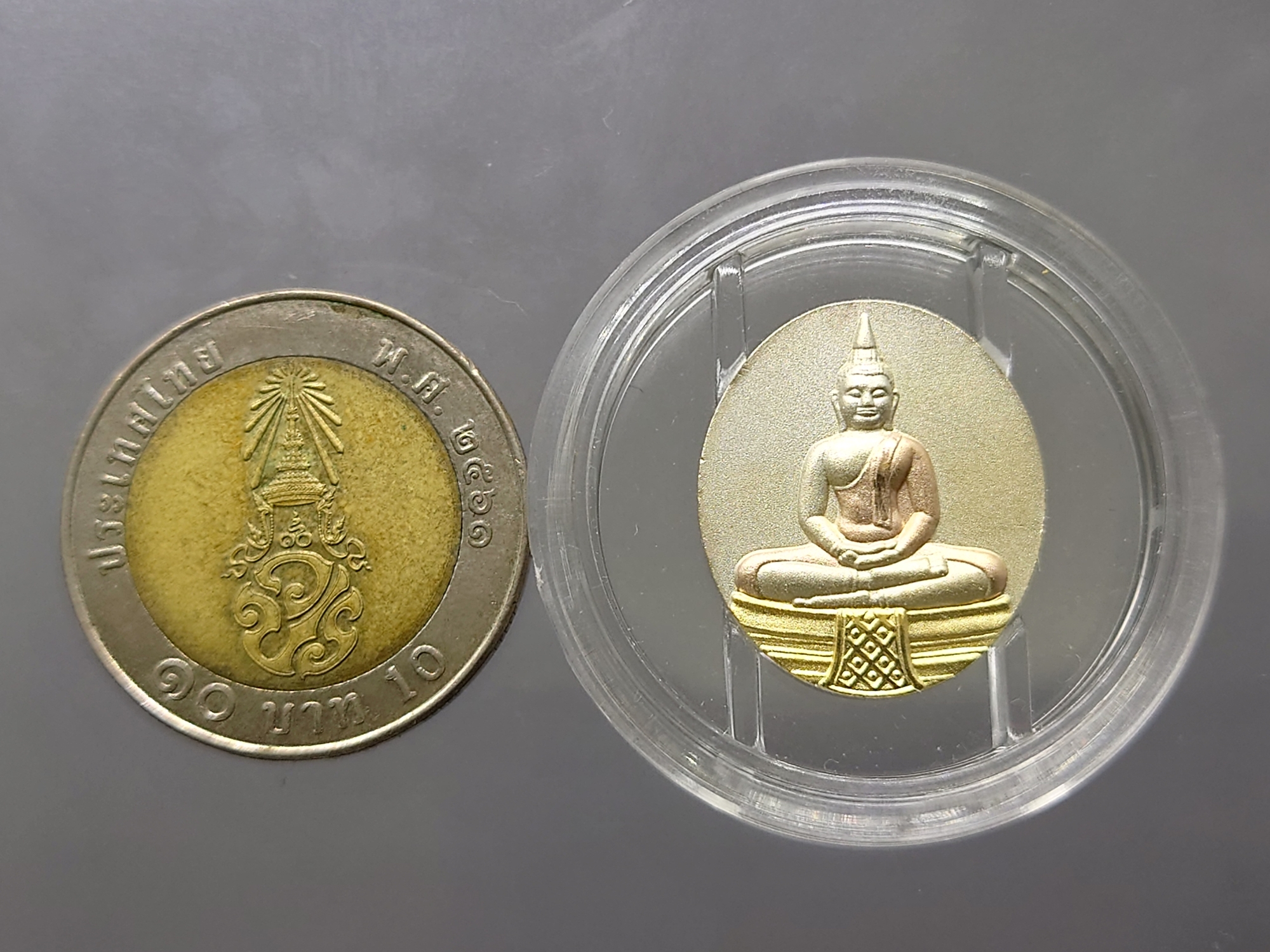 พระพุทธโสธร เนื้อเงินพ่นทราย 3 K พิมพ์เล็ก หลังภาพโฮโรแกรม รุ่นสร้างพระอุโบสถหลังใหม่ วัดโสธรวรารามวรมหาวิหาร พ.ศ.2542 พร้อมกล่องเดิม