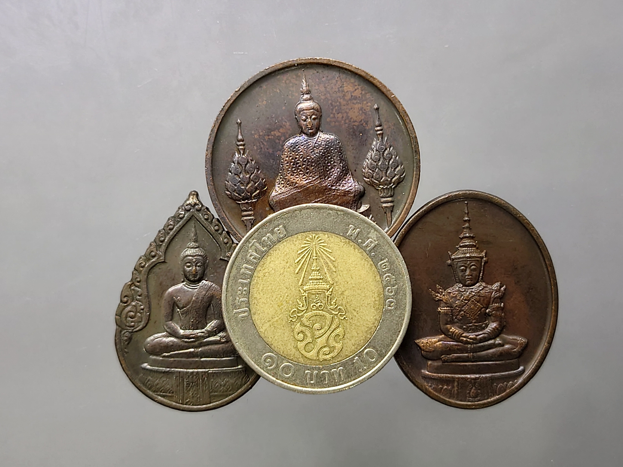 เหรียญพระแก้วมรกต ภปร รุ่นสอง ชุด 3 ฤดู เนื้อทองแดงรมดำ ฉลองกรุงรัตนโกสินทร์ 200 ปี พ.ศ.2525 พร้อมกล่องเดิมๆ