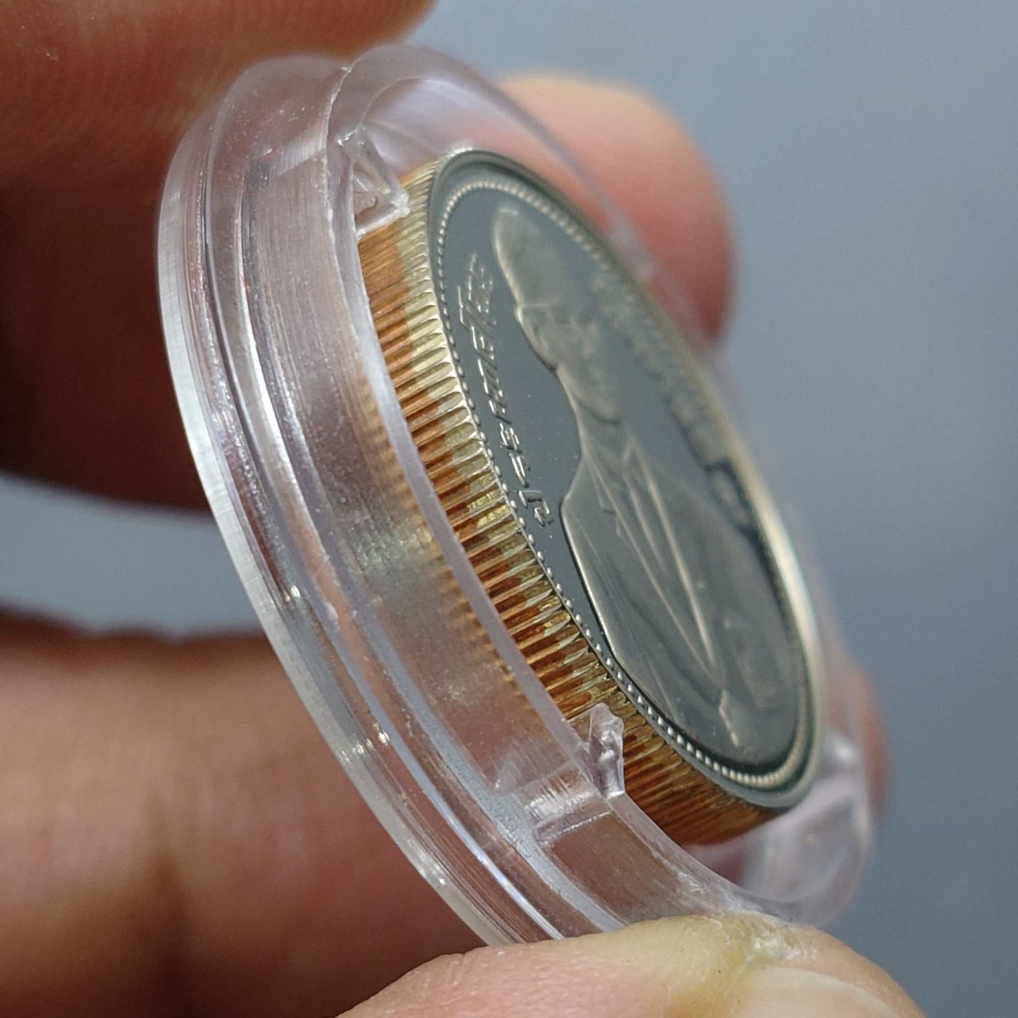 เหรียญ 2 บาท นิเกิลขัดเงา ที่ระลึก การแข่งขันกีฬาซีเกมส์ครั้งที่ 13 พ.ศ.2528 พร้อมกล่องเดิม ( ชุด 2 เหรียญ ) หายากมาก