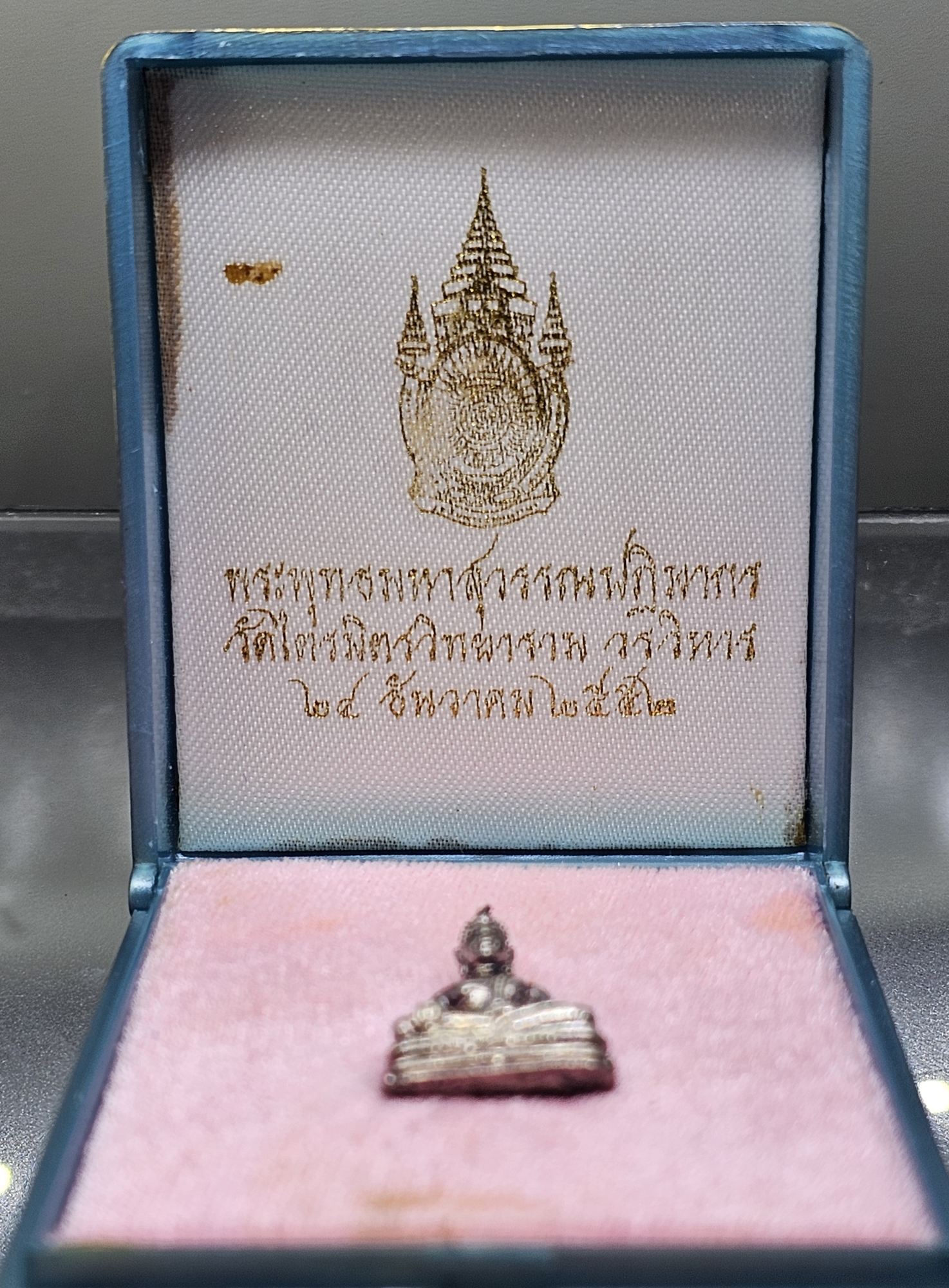 รูปหล่อพระพุทธมหาสุวรรณปฎิมากร (หลวงพ่อทองคำ สุโขทัยไตรมิตร) วัดไตรมิตรฯ สมโภชพระมหามณฑป ปี 2552 เนื้อเงิน พร้อมกล่องเดิม