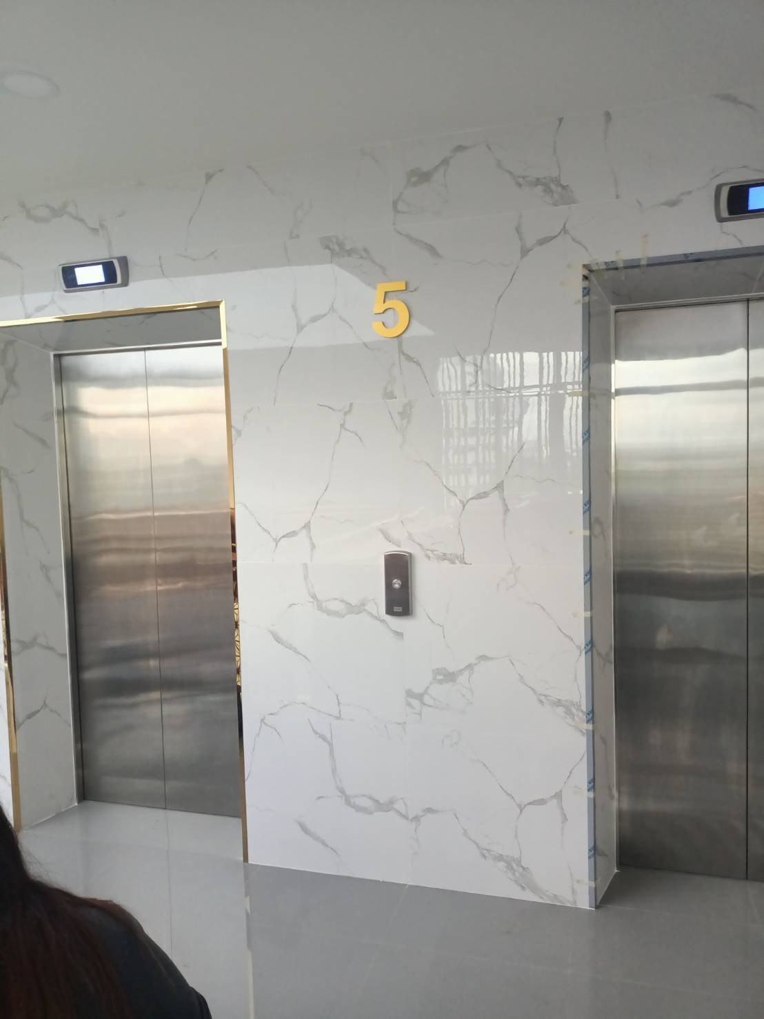 ป้ายตัวอักษรโลหะ งานตัวเลขหน้าลิฟท์