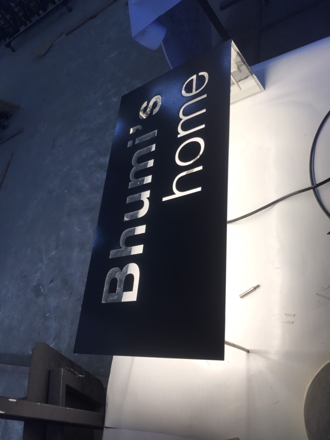 ป้ายวินเทจ เลเซอร์เหล็กพับไฟออกหลัง งานBhumi's home