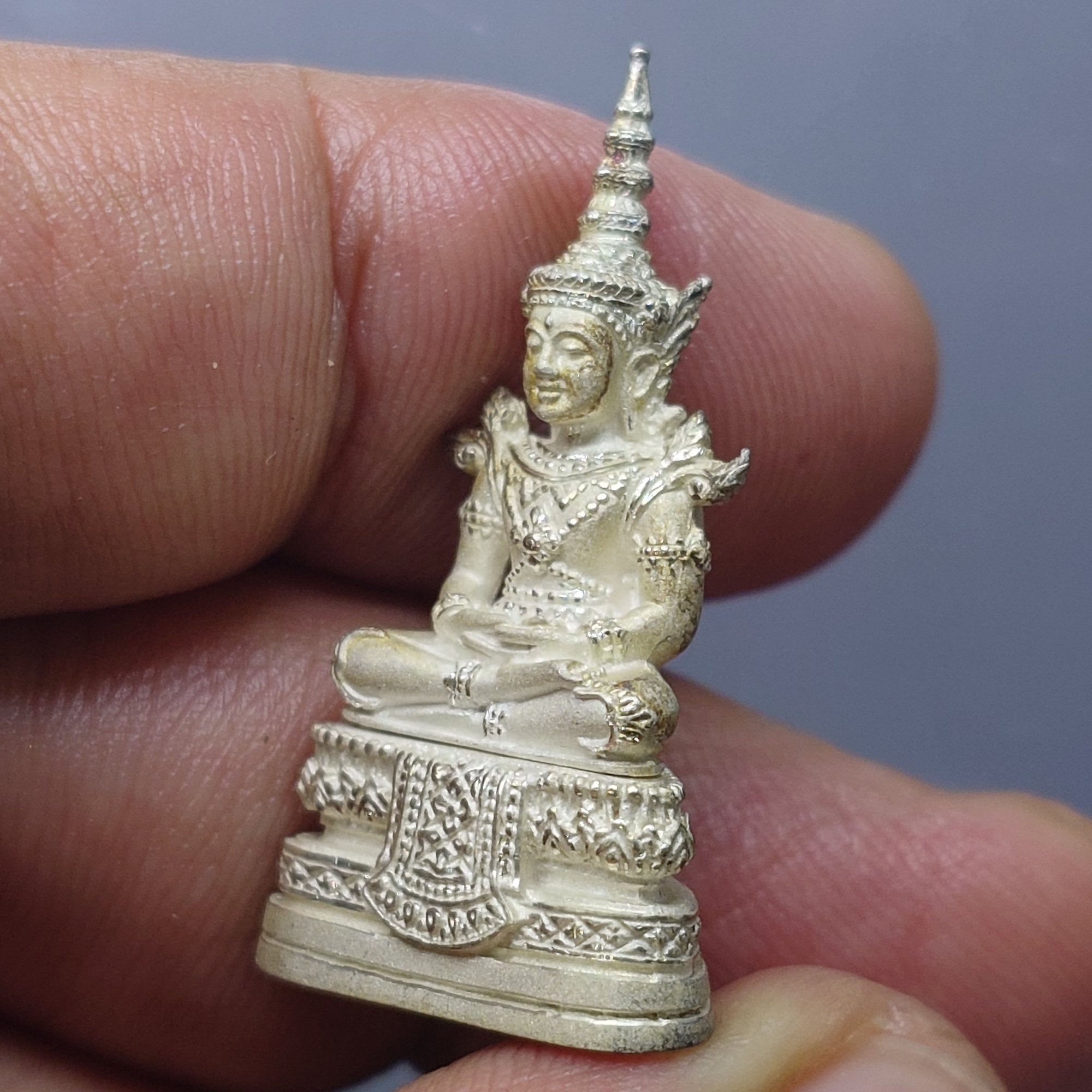 พระพุทธมหามณีรัตนปฏิมากร (พระแก้วมรกต) เนื้อเงิน รุ่นเฉลิมพระเกียรติ วัดพระศรีรัตนศาสดาราม ปี2543 พร้อมกล่องเดิมๆ