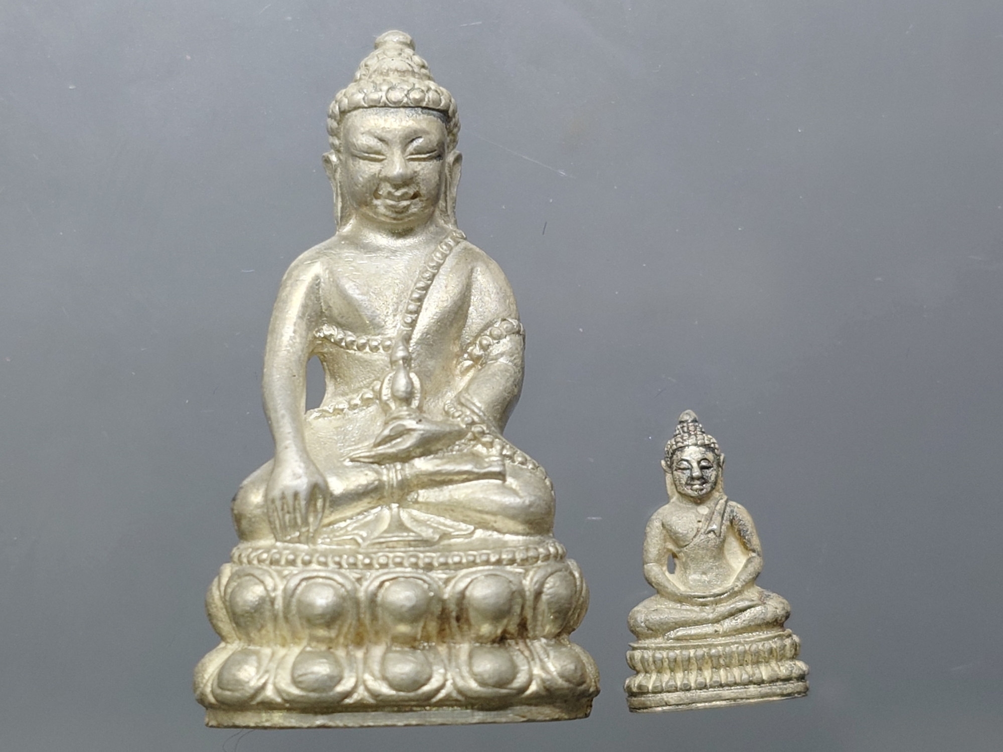 พระกริ่ง – พระชัยวัฒน์ มูลนิธิอัฏฐมราชานุสรณ์ วัดสุทัศน์เทพวราราม ปี 2534 เนื้อเงิน พร้อมกล่องเดิม