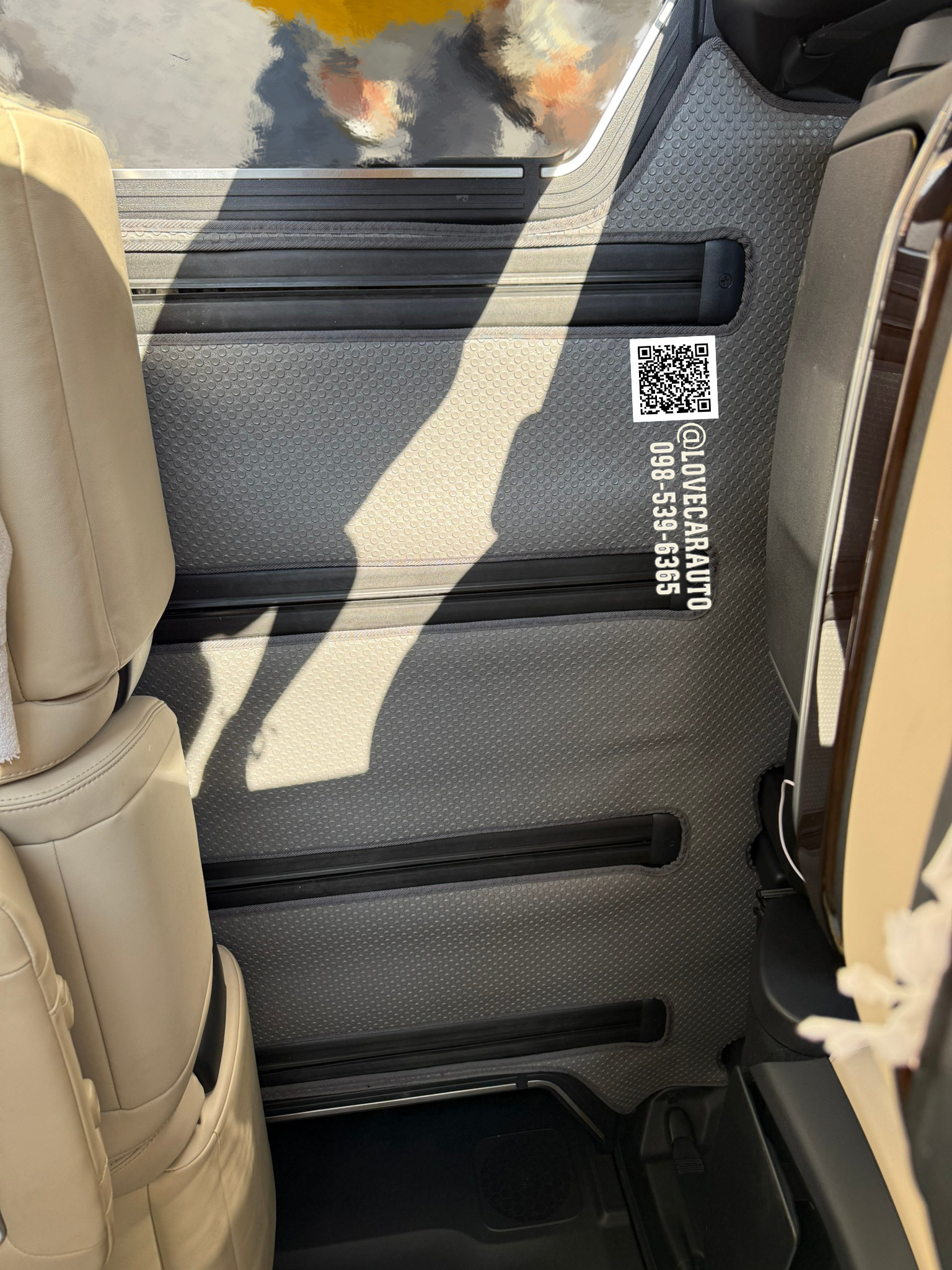 พรมปูพื้นรถตู้ toyota majesty กระดุมเล็กสีเทา