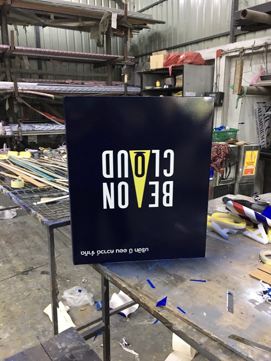 ป้ายเหล็กสามเหลี่ยมติดผนัง งานBEONCLOUND