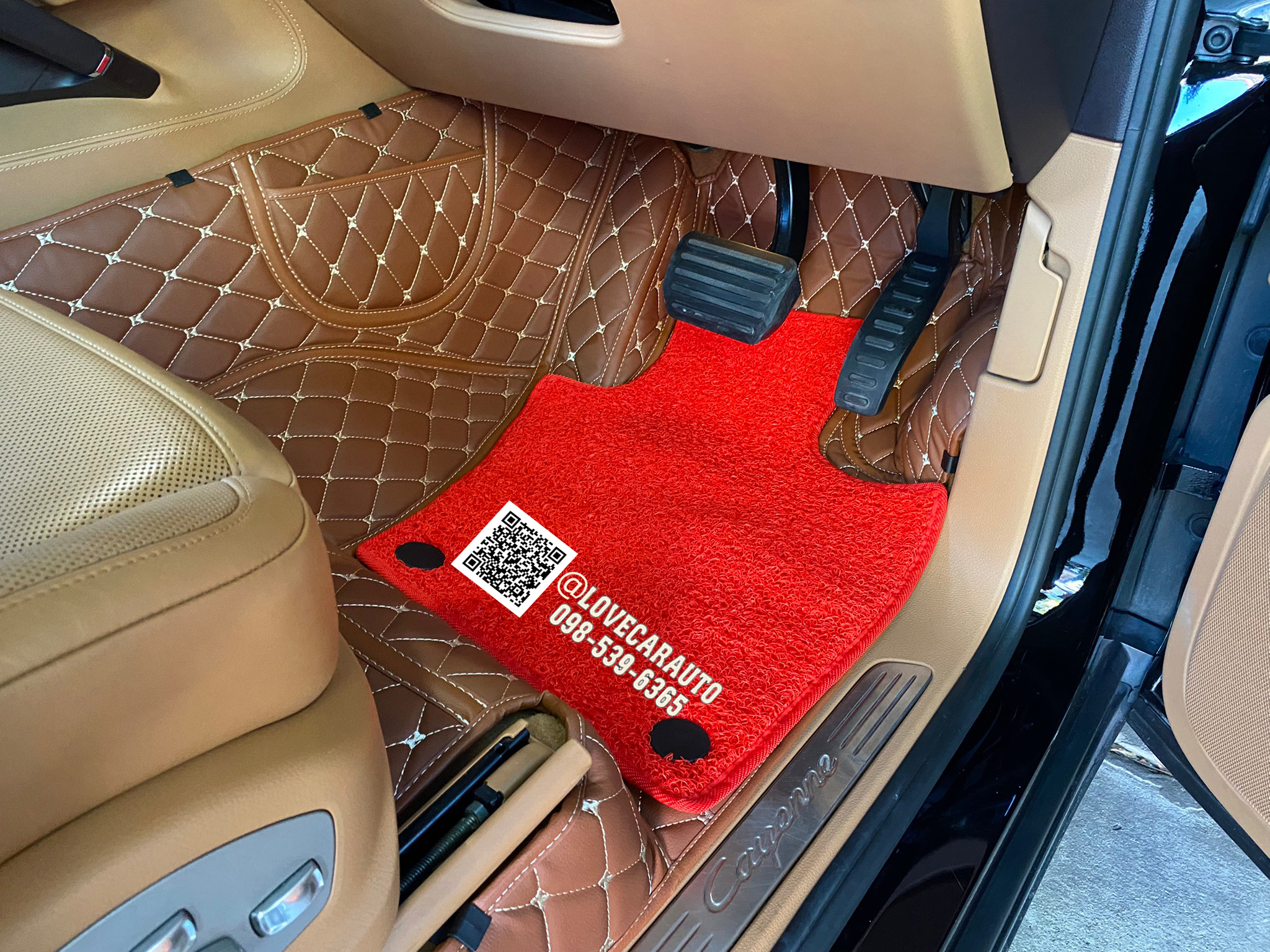 พรมปูพื้นรถยนต์ 7D Porsche Cayenne 2012 สีน้ำตาลเข้ม +ไวนิลแดง