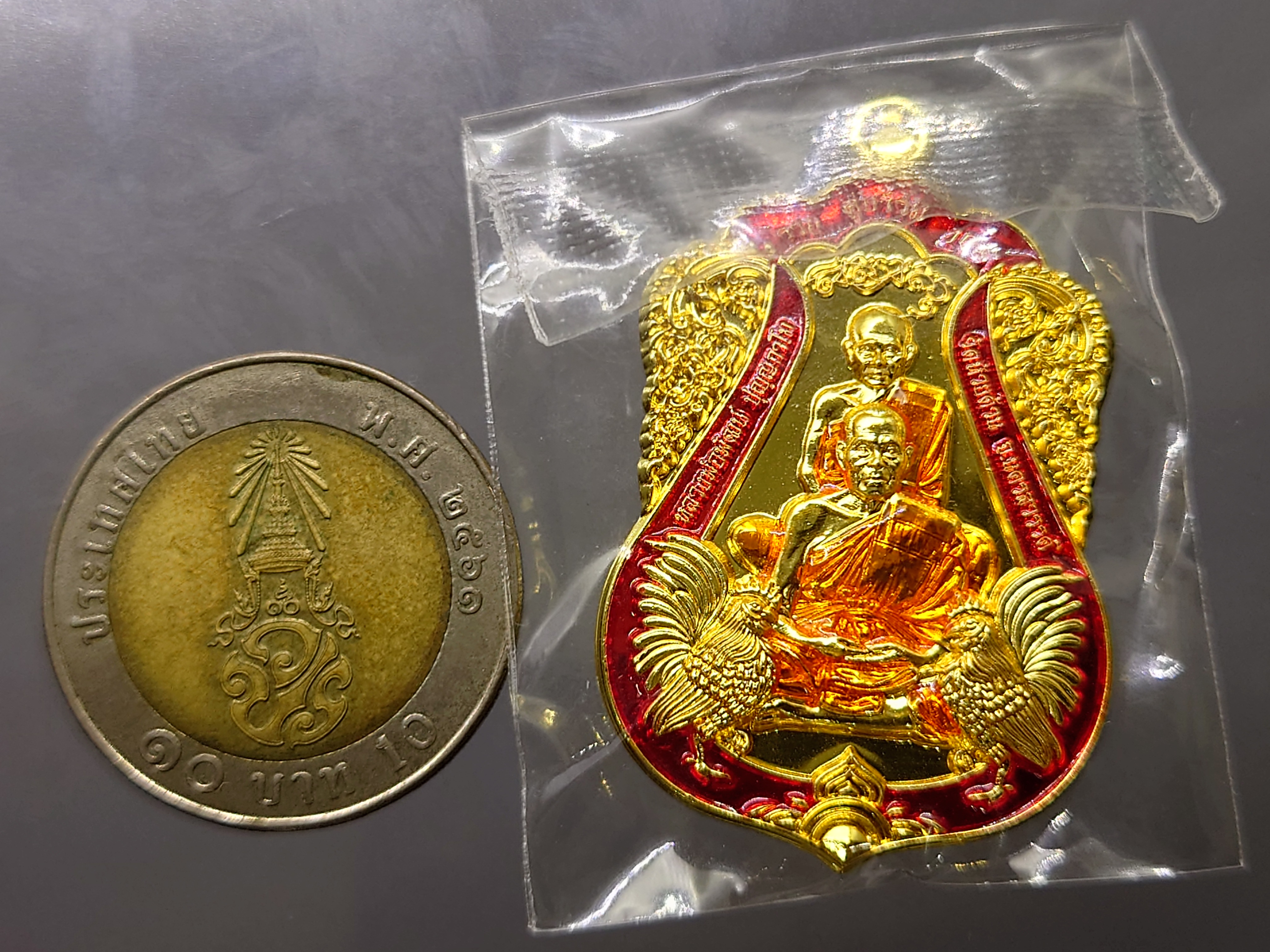 เหรียญเสมา รุ่นรวยคู่บารมี 168 เนื้อกาหลั่ยทอง ลงยาจีวร ขอบแดง บนแดง หลวงพ่อพัฒน์ วัดห้วยด้วน โคท 193 ซีลเดิมๆ