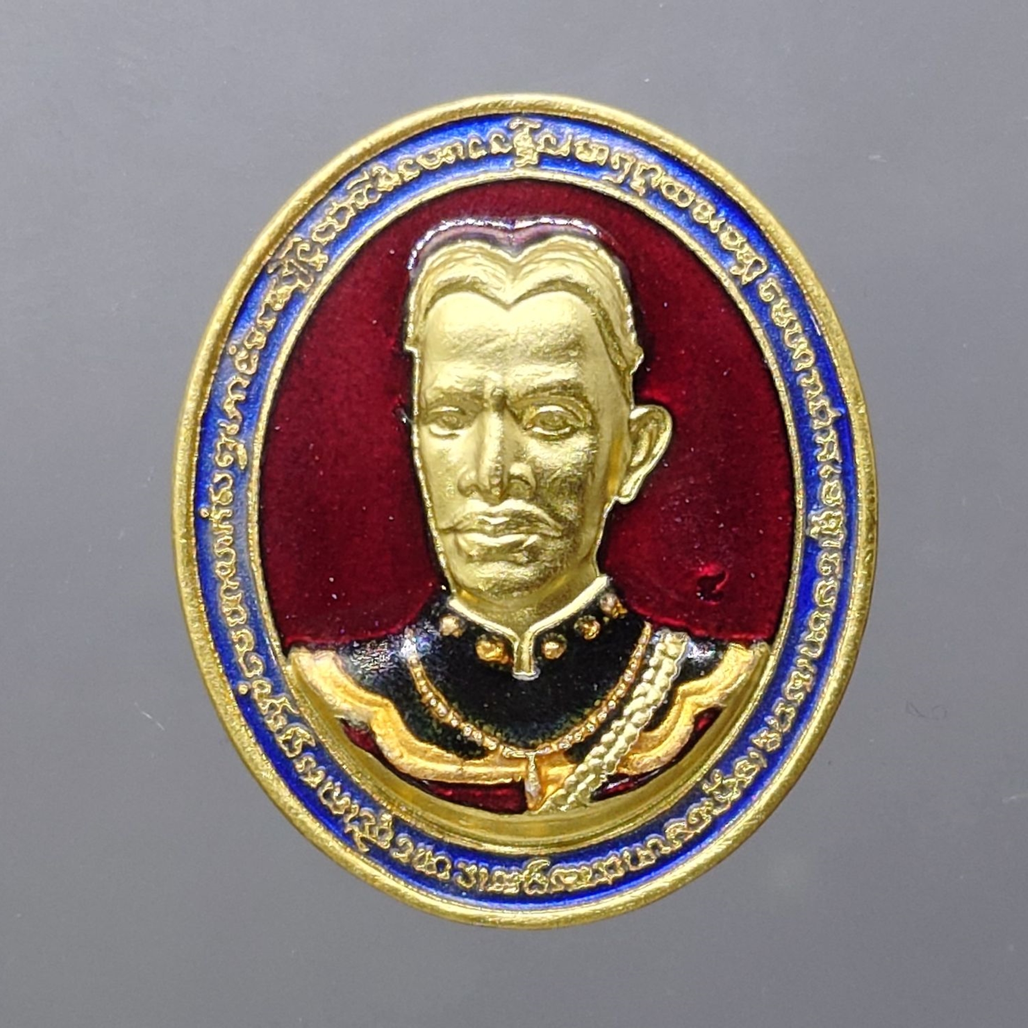 เหรียญสมเด็จพระเจ้าตากสินมหาราช หลังตรามหาเดช รุ่นโชคมงคล เนื้อกาหลั่ยทองลงยา ตรีทศเทพวรวิหาร ปี2551 พร้อมกล่อง