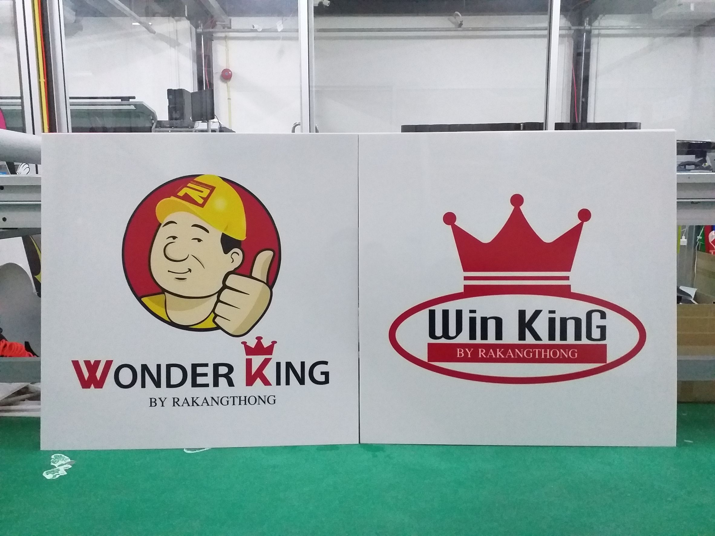 ป้ายปริ้นท์สติกเกอร์ลงบนแผ่นอะคริลิคเตรียมใส่ตู้ไฟ งานWONDER KING