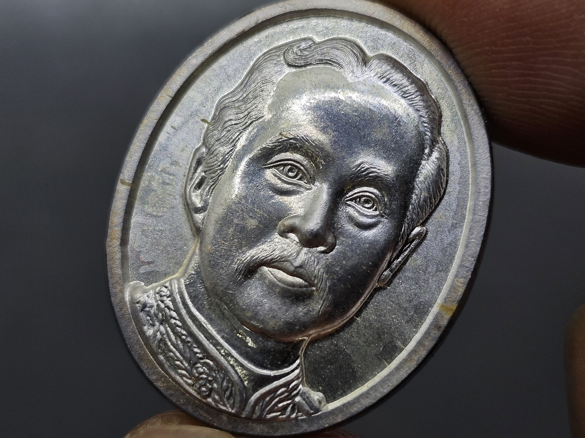 เหรียญที่ระลึก ร. 5 หลัง จปร. เนื้อเงิน ที่ระลึกสร้างศาลากาญจนาภิเษก วัดนิเวศธรรมประวัติ ปี2537 พร้อมกล่อง