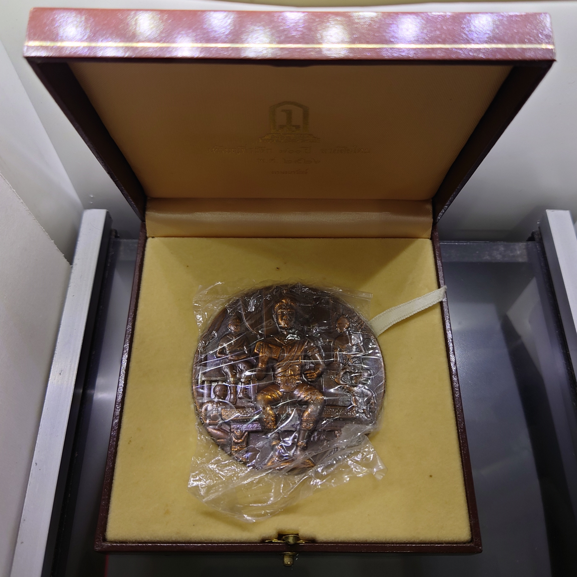 เหรียญที่ระลึก 700 ปี ลายสือไทย เนื้อทองแดงรมดำ ขนาด 7 เซน ปี2526 พร้อมกล่องเดิม ซีลเดิมๆ
