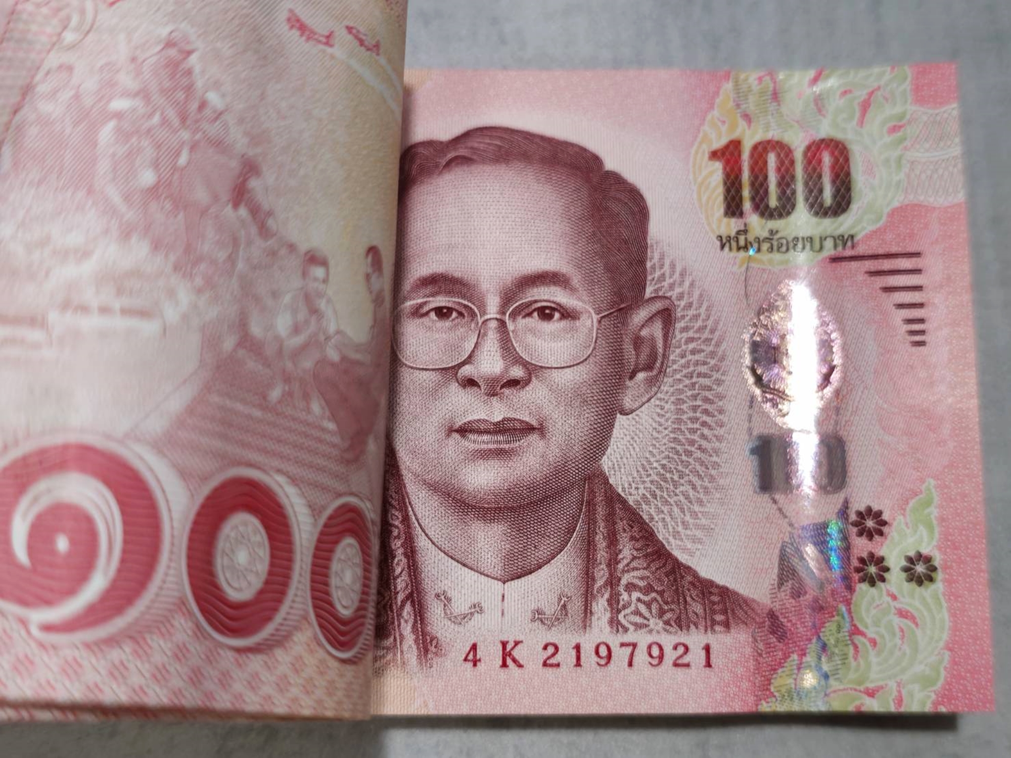 ธนบัตรยกแหนบ 100 ใบ เรียงเลข ธนบัตร 100 บาท แบบ 16.5 ไม่ผ่านใช้งาน UNC พร้อมบรรจุตลับ (มีเลขสวย เลขกระจก)