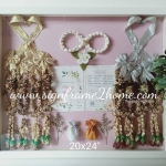 กรอบรูปทรงลึกงานแต่ง ลายไม้สีขาวเรียบโมเดิล ขนาด 20x24" ปูพื้นสีชมพูอ่อน